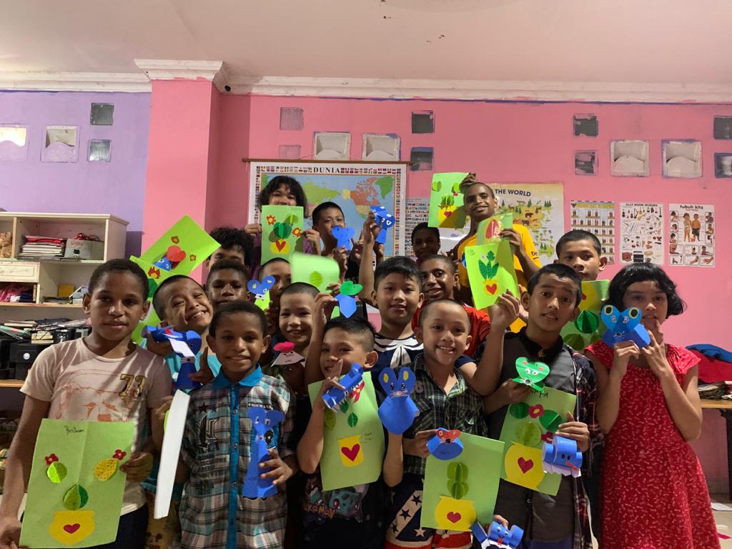 Anak-anak Indonesia yang tinggal di panti asuhan diajak tetap bergembira.