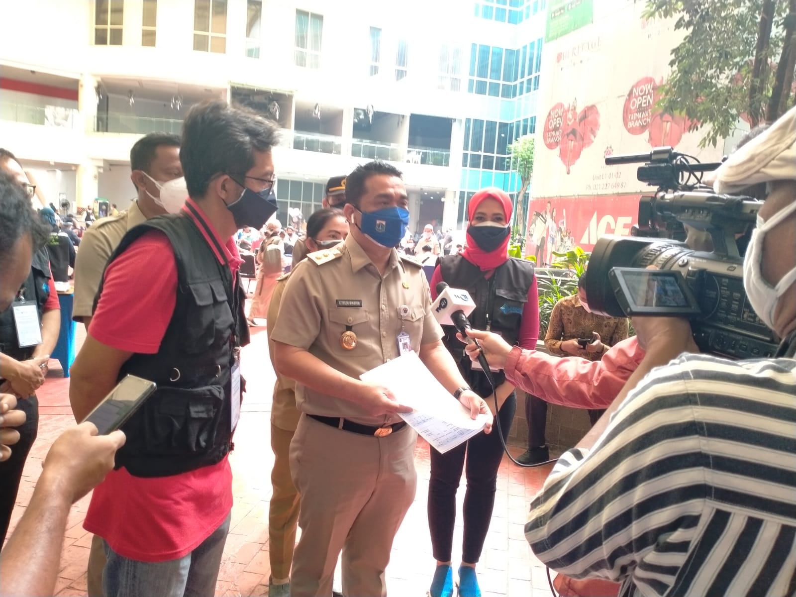 WagubDKI Jakarta Ahmad Riza Patria membuka sentra vaksinasi Inkindo DKI Jakarta-Pemprov DKI
