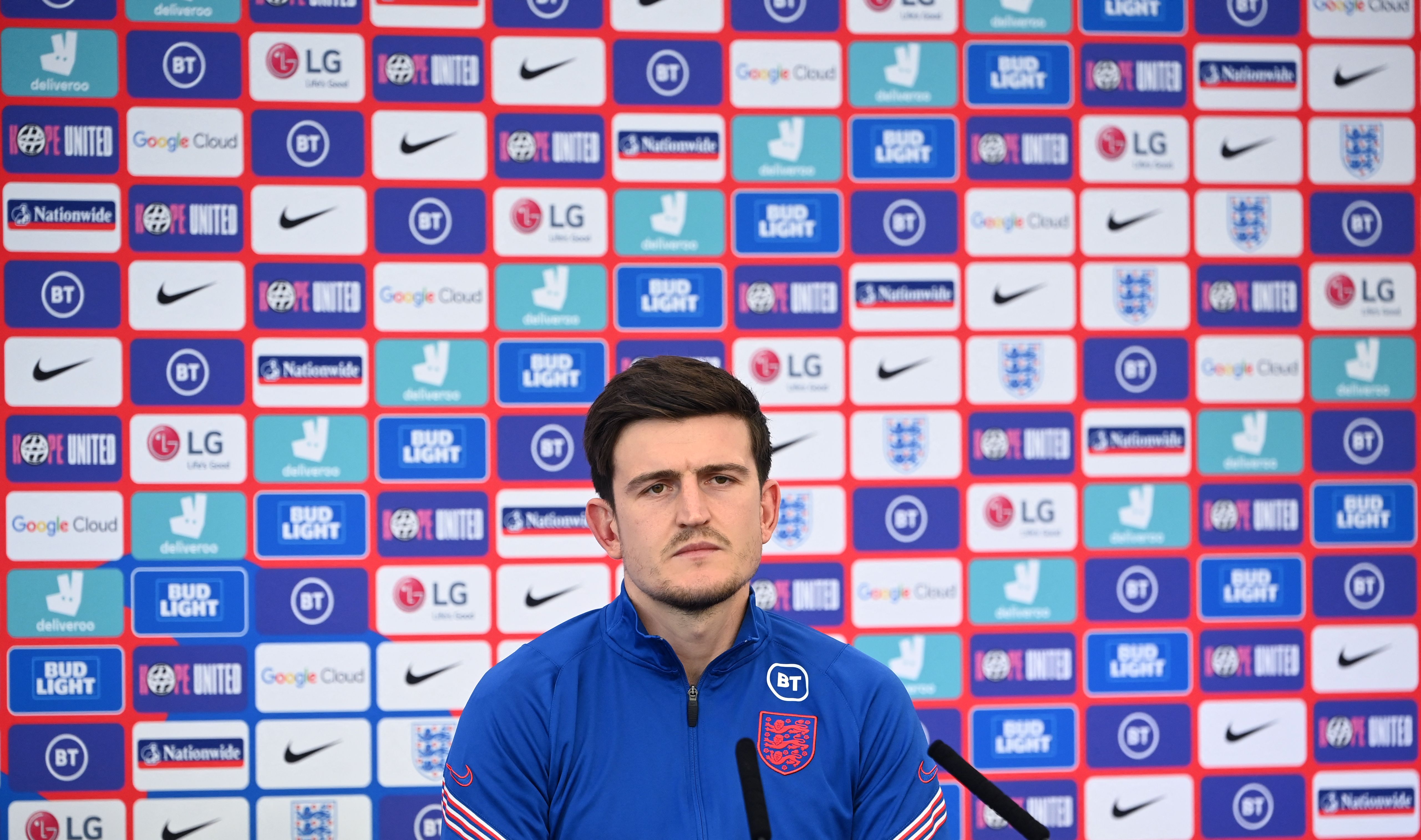 Bek timnas Inggris  Harry Maguire memberi keterangan pers di St George's Park, Burton-on-Trent, Inggris, Senin (5/7).