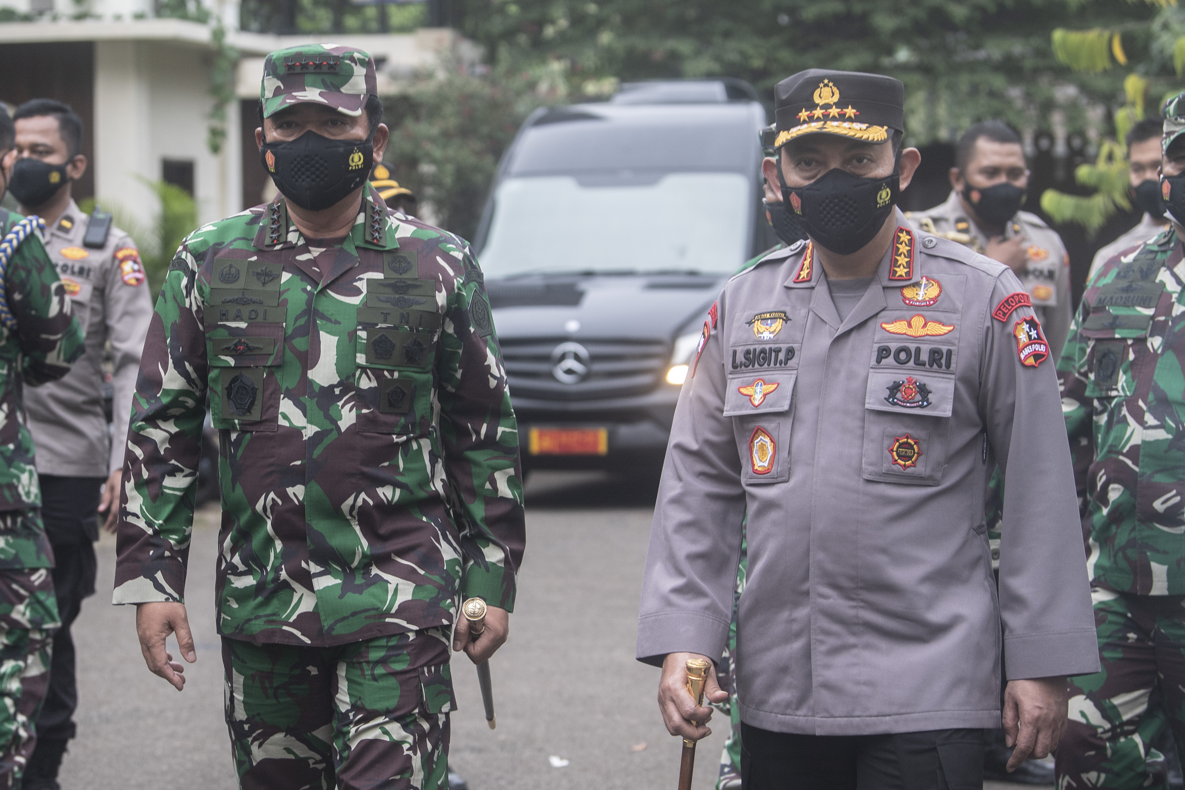 Kapolri Jenderal Listyo Sigit dan Panglima TNI Marsekal Hadi Tjahjanto saat meninjau vaksinasi covid-19.