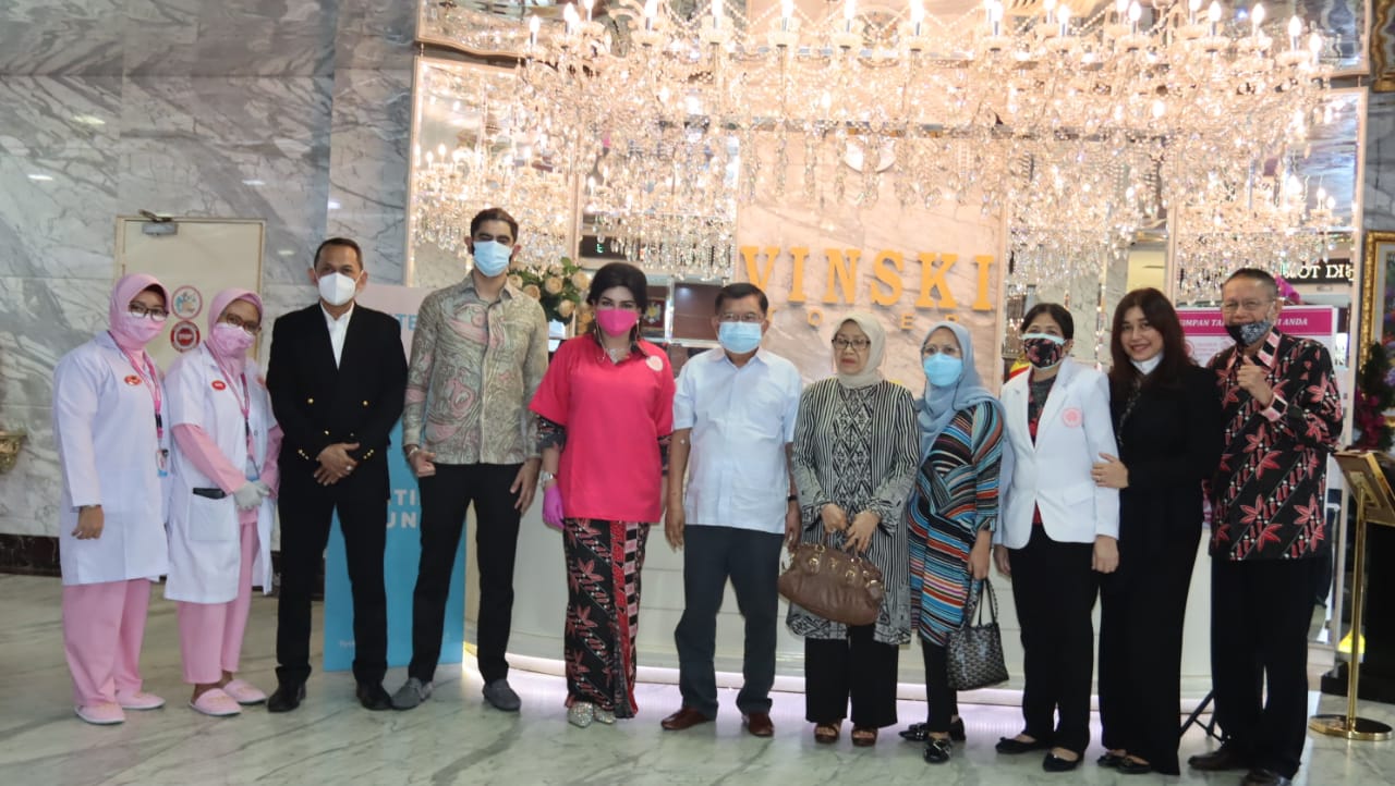Wakil Presiden ke-10 dan 12 Jusuf Kalla (tengah) saat berkunjung ke Klinik Vinski Regenerative Centre (VRC). 