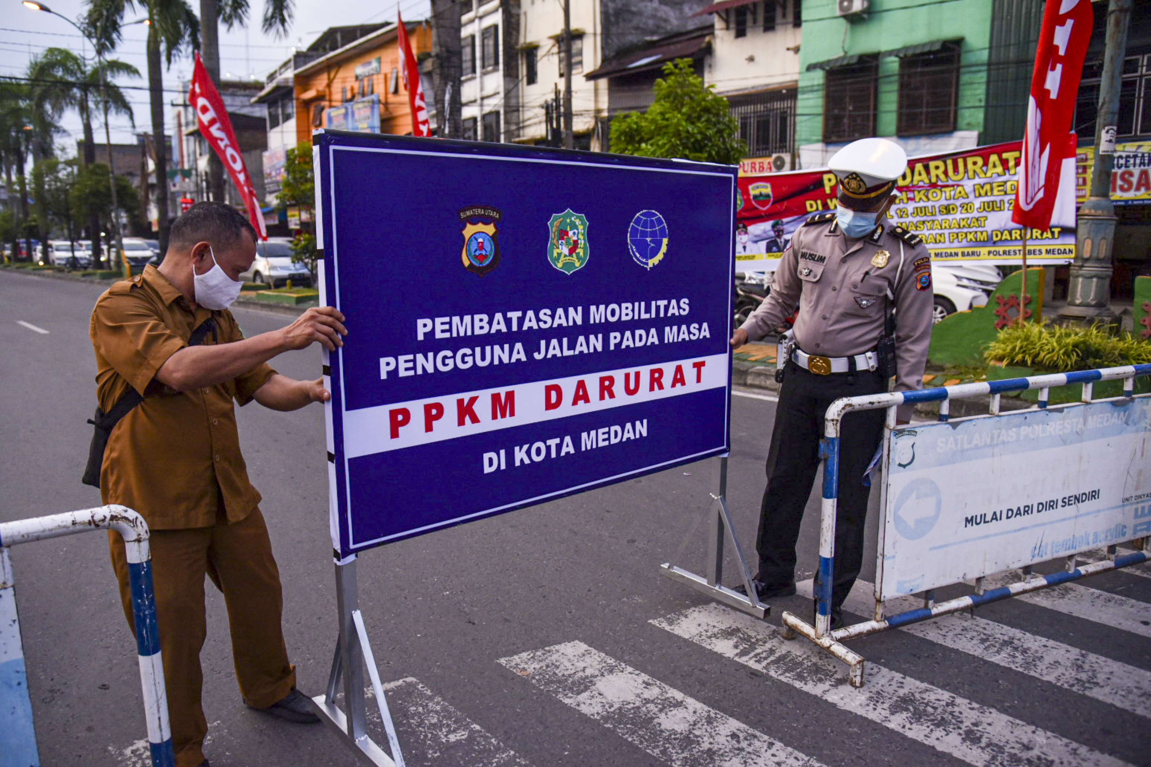 Penyekatan jalan saat PPKMDarurat di Kota Medan