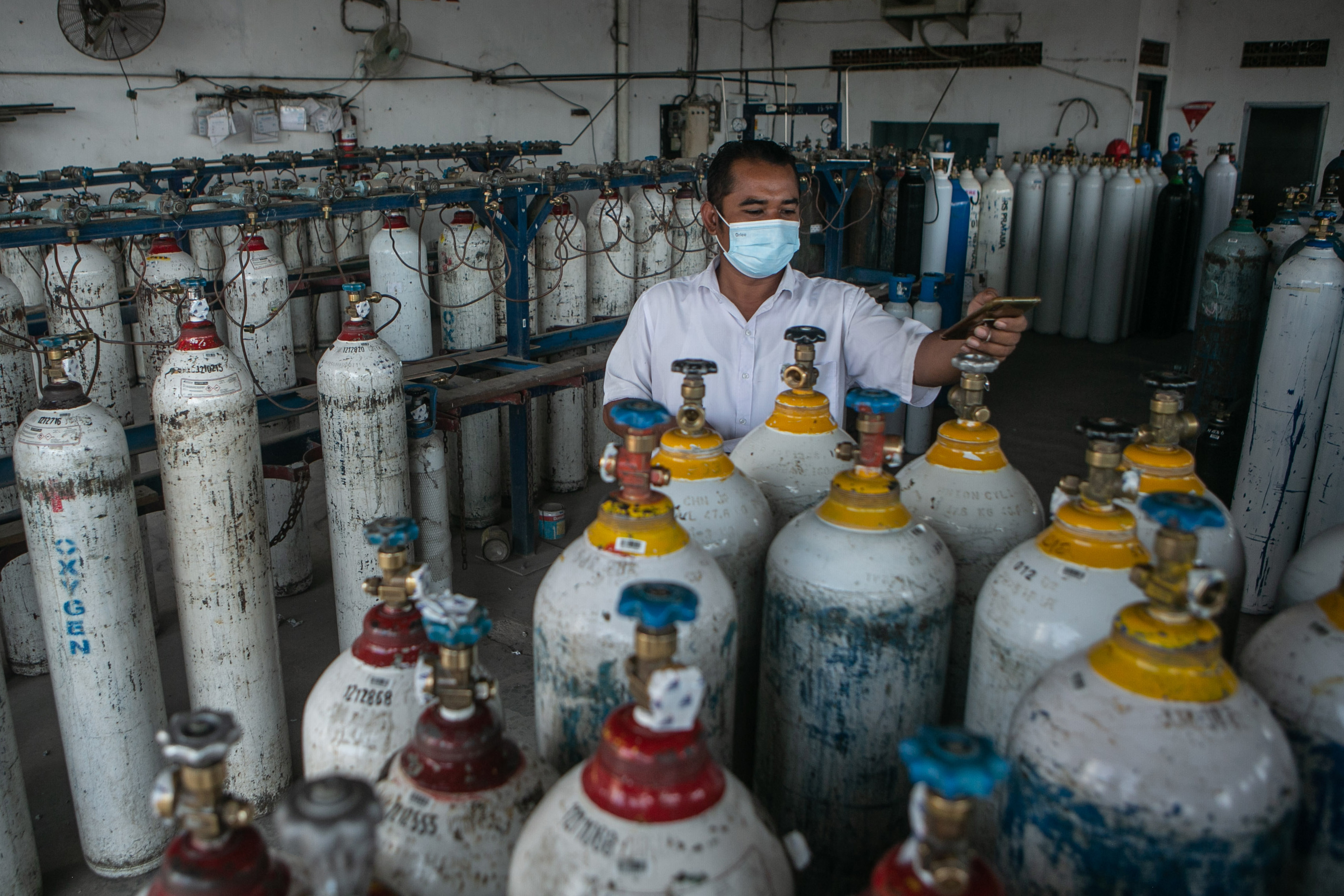 Petugas mendata tabung oksigen di Stasiun pengisian oksigen di Pabrik Samator, Yogyakarta