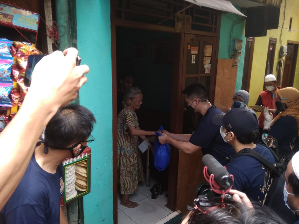 Wakil Ketua Umum KNPI, Muhammad Ryano Pandjaitan membagikan sembako untuk warga di saat PPKM Darurat di Jakarta Pusat, Kamis (15/7/2021)