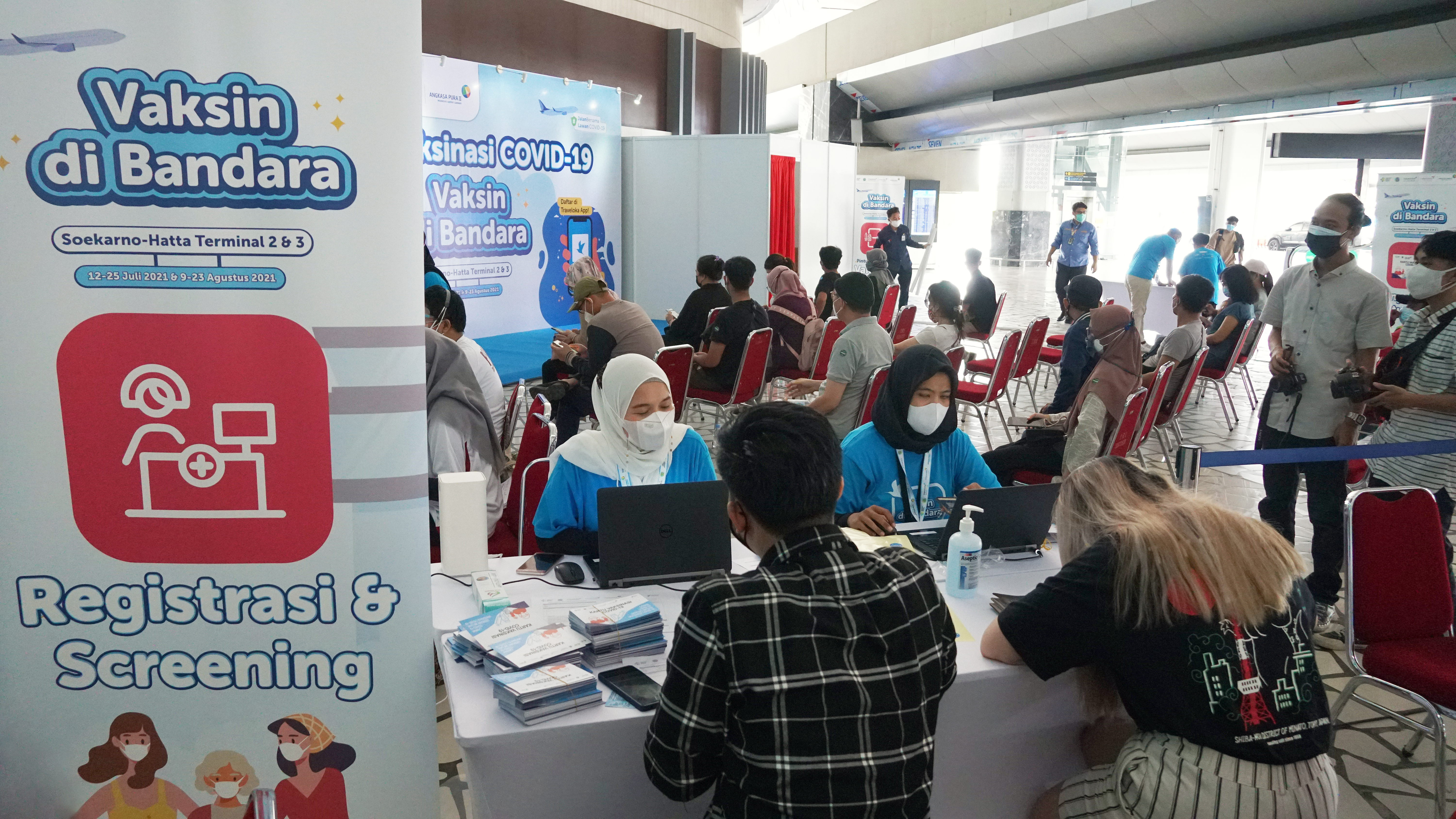 Layanan vaksinasi yang dilaksanakan di Bandara Soekarno-Hatta setiap hari pukul 08.00-17.00 WIB pada  12-25 Juli 2021. 