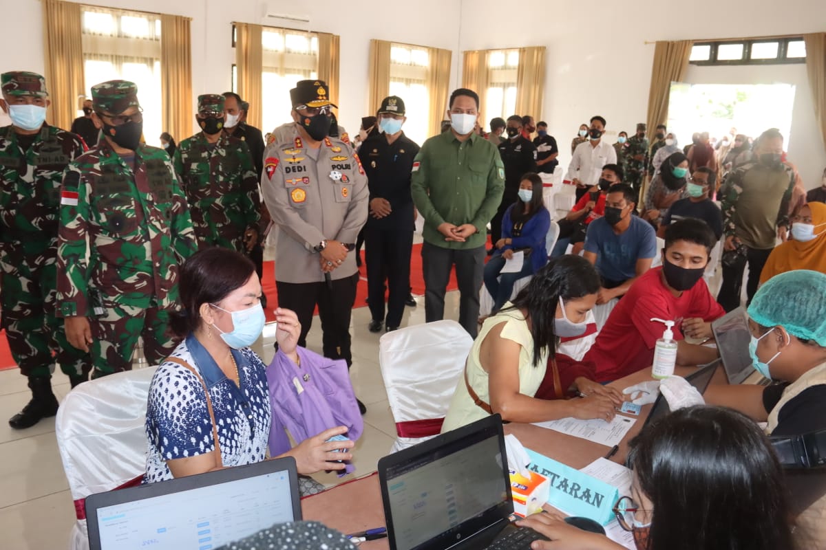 Kapolda kalteng Irjen Pol. Dedi Prasetyo bersama Pangdam XIITanjungpura Mayjen TNI Muhammad Nur Rachmat tinjau serbuan vaksin.