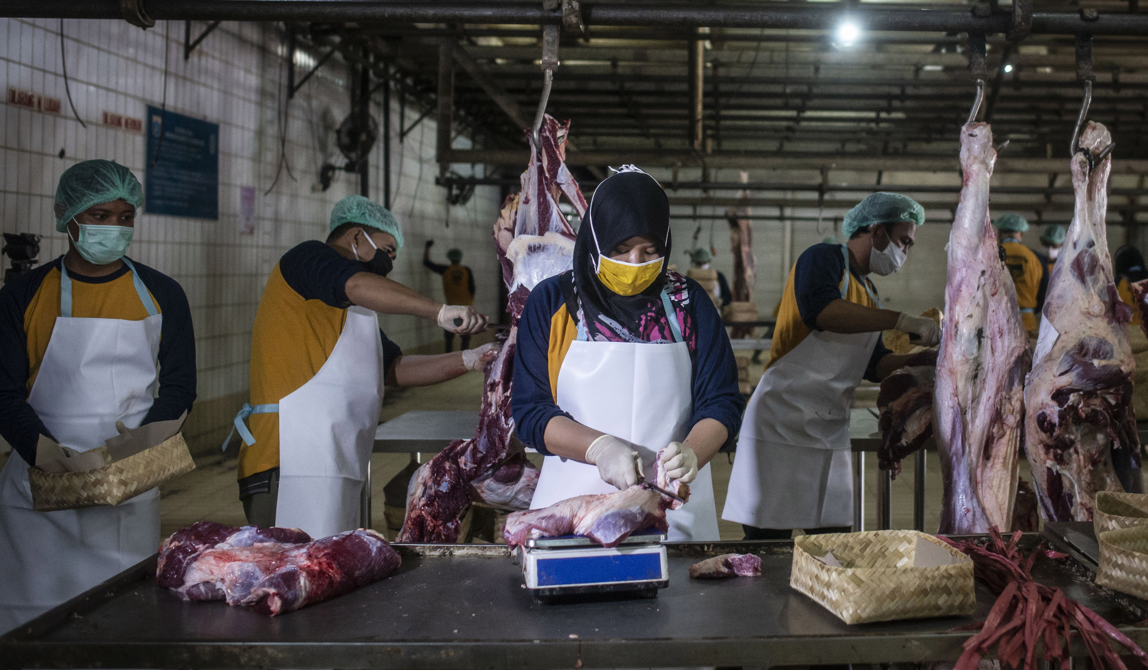 Ilustrasi--Pekerja memotong daging sapi kurban di Rumah Pemotongan Hewan (RPH) PD Dharma Jaya, Cakung, Jakarta, 2020 lalu.
