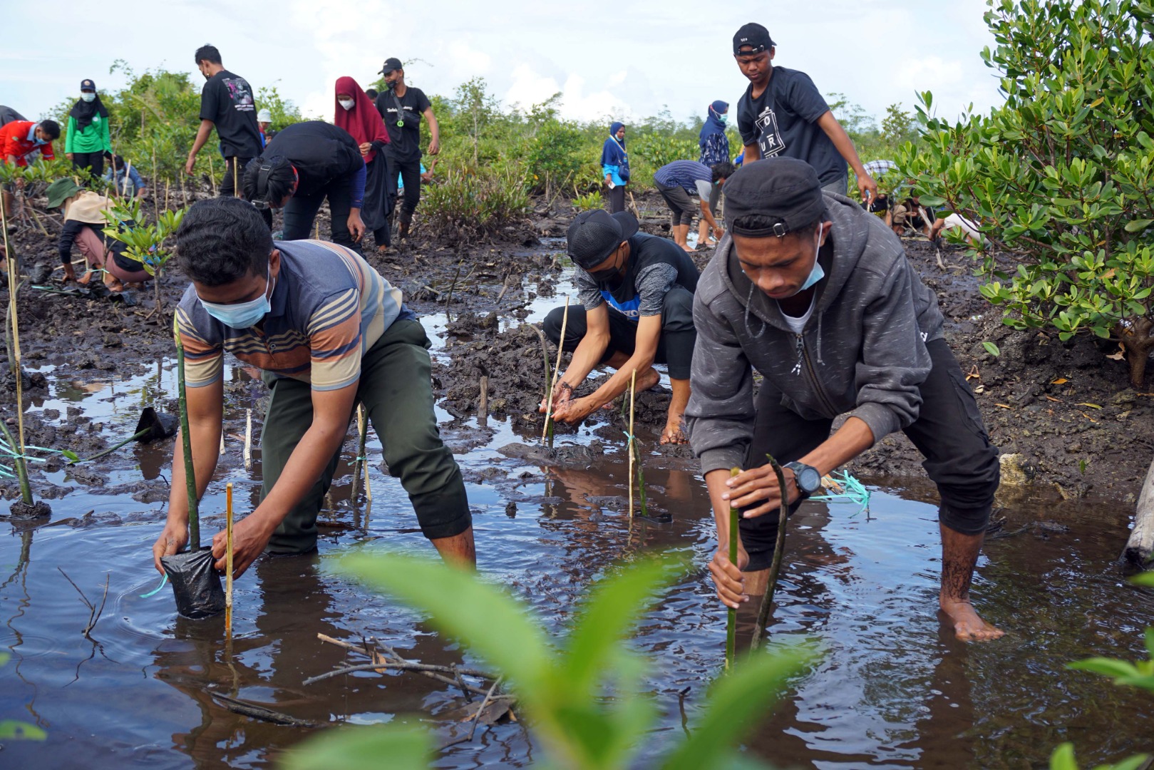 KARHUTLA: Petugas Kesatuan Pengelolaan Hutan Lindung Unit II Sorong memadamkan api di kawasan Hutan Lindung Sorong, Papua Barat, tahun lalu.