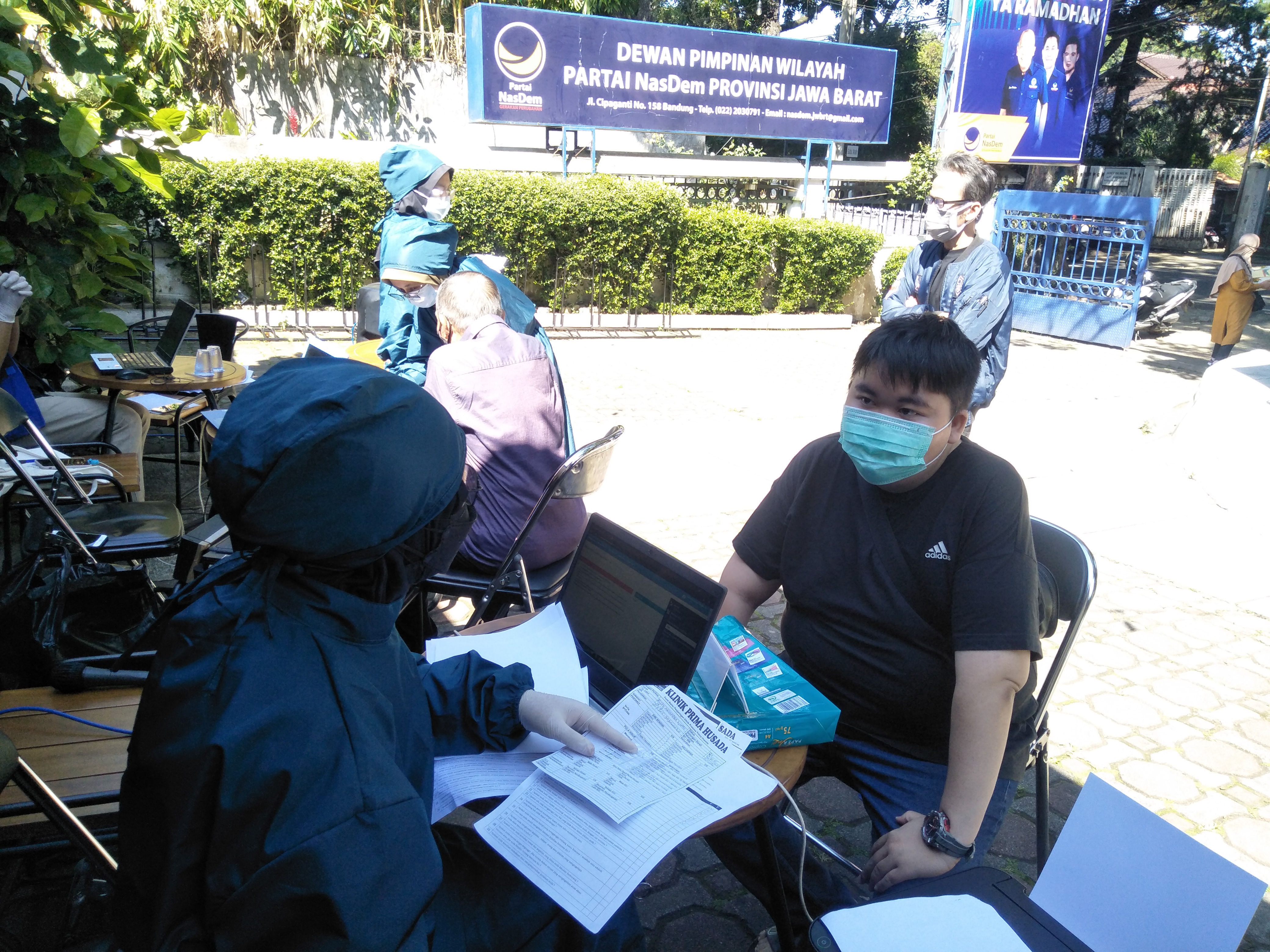 DPW Partai NasDem Jawa Barat menggelar vaksinasi Covid-19 gratis bagi warga dengan menyiapkan 35 tenaga medis, Senin (5/7)