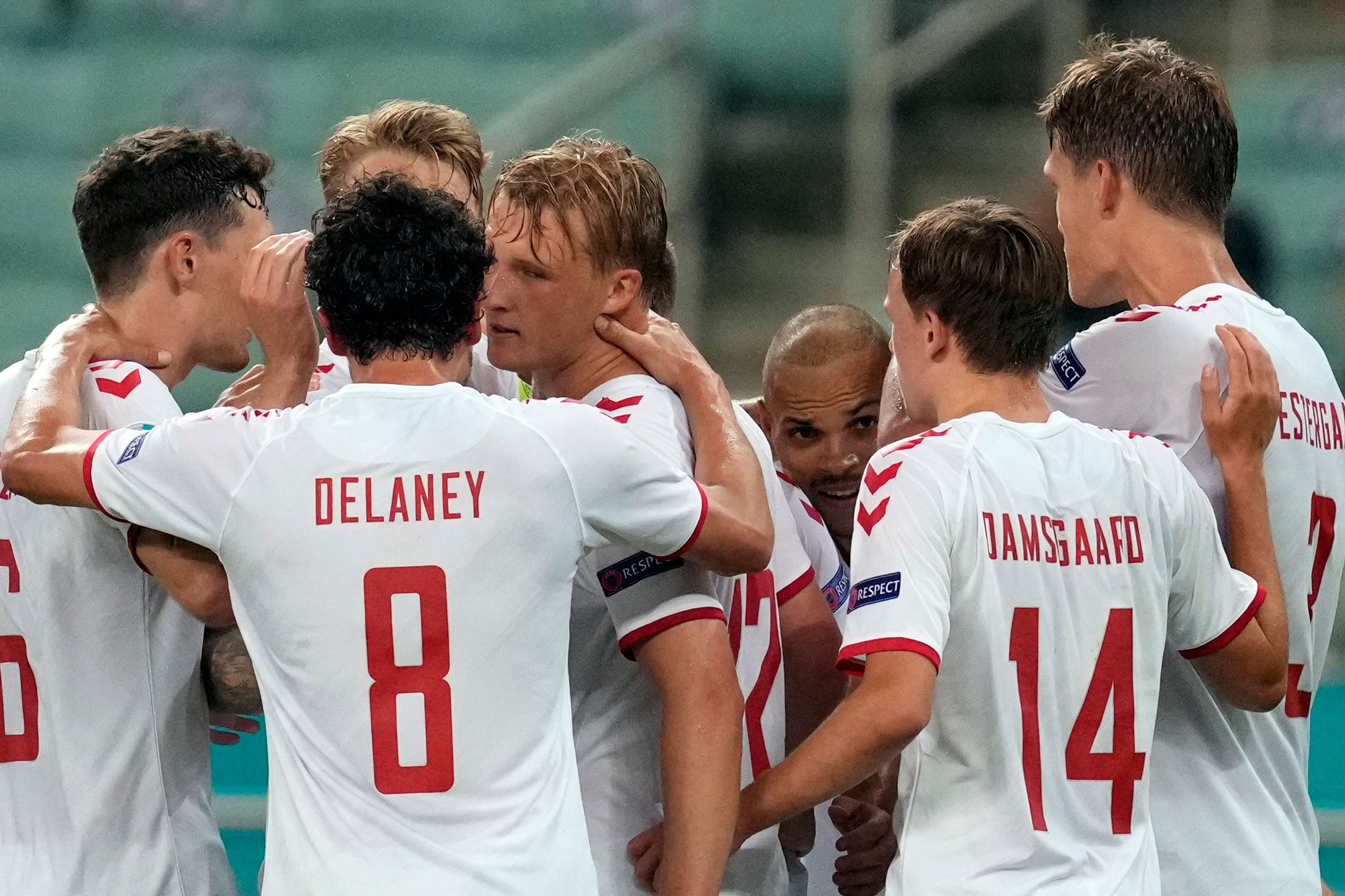 Pemain Denmark merayakan gol yang dicetak Kasper Dolberg