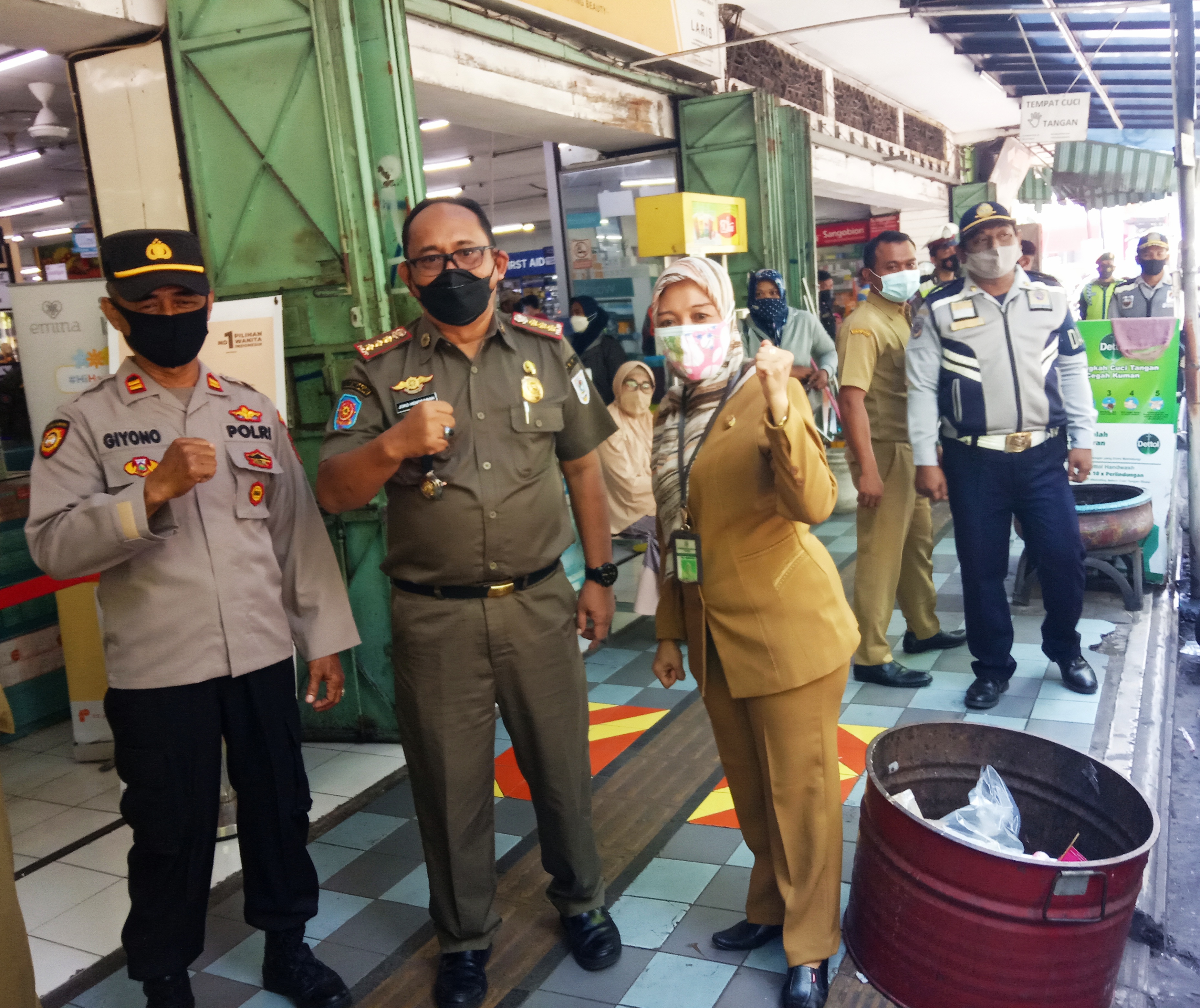 Aparatur di Kabupaten Klaten, Jawa Tengah, menyambangi tempat perbelanjaan guna menegakkan protokol kesehatan