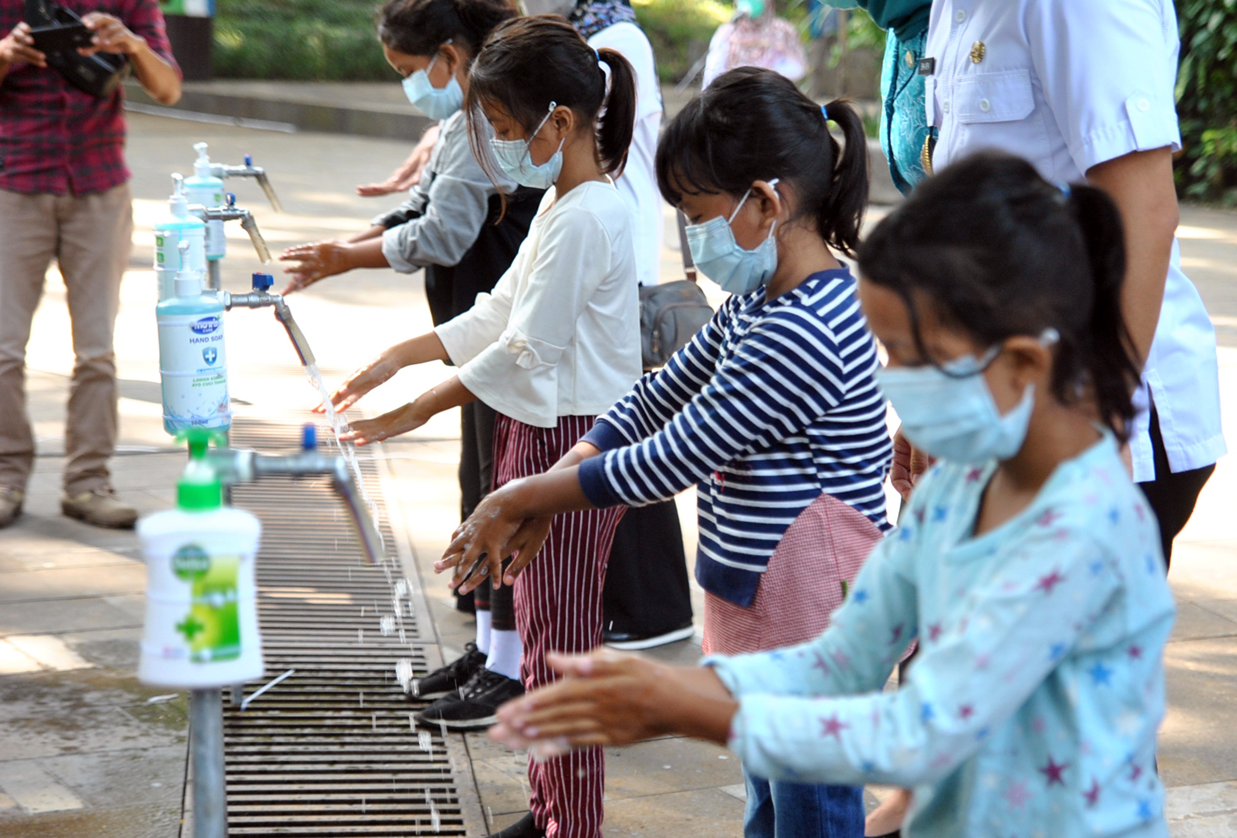 Anak-anak mempraktekkan cuci tangan dengan sabun