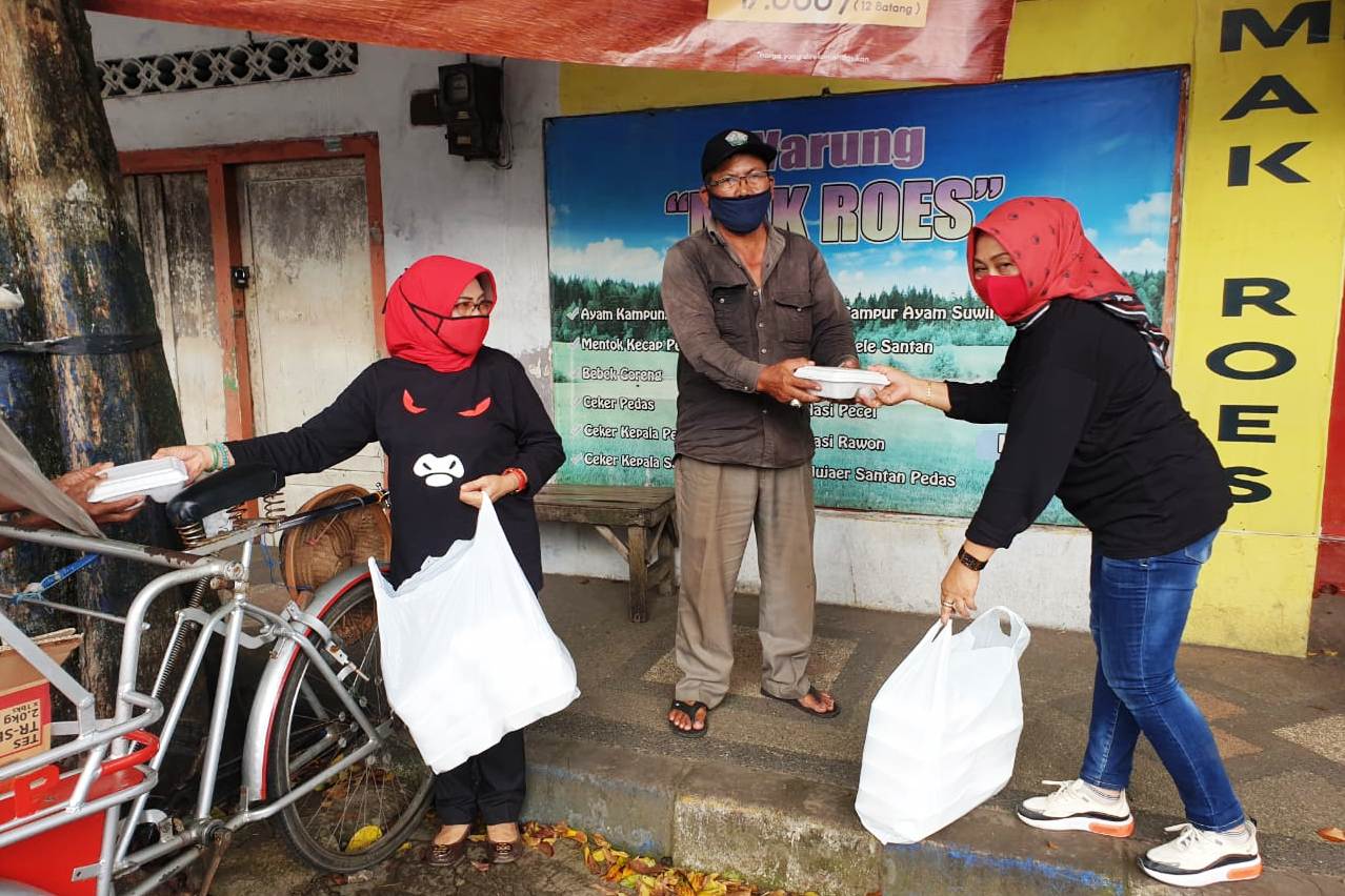 Sejumlah pengurus dan kader PDIP Kabupaten Malang, Jawa Timur, membagikan makanan bagi mereka yang terdampat pandemi.