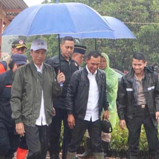 Presiden Jokowi dan Jaro Ade (jaket hitam baju putih) KetuaTim Pemenangan  Pilpres Jokowi - Maruf Amin Kabupaten Bogor, beberapa waktu lalu 