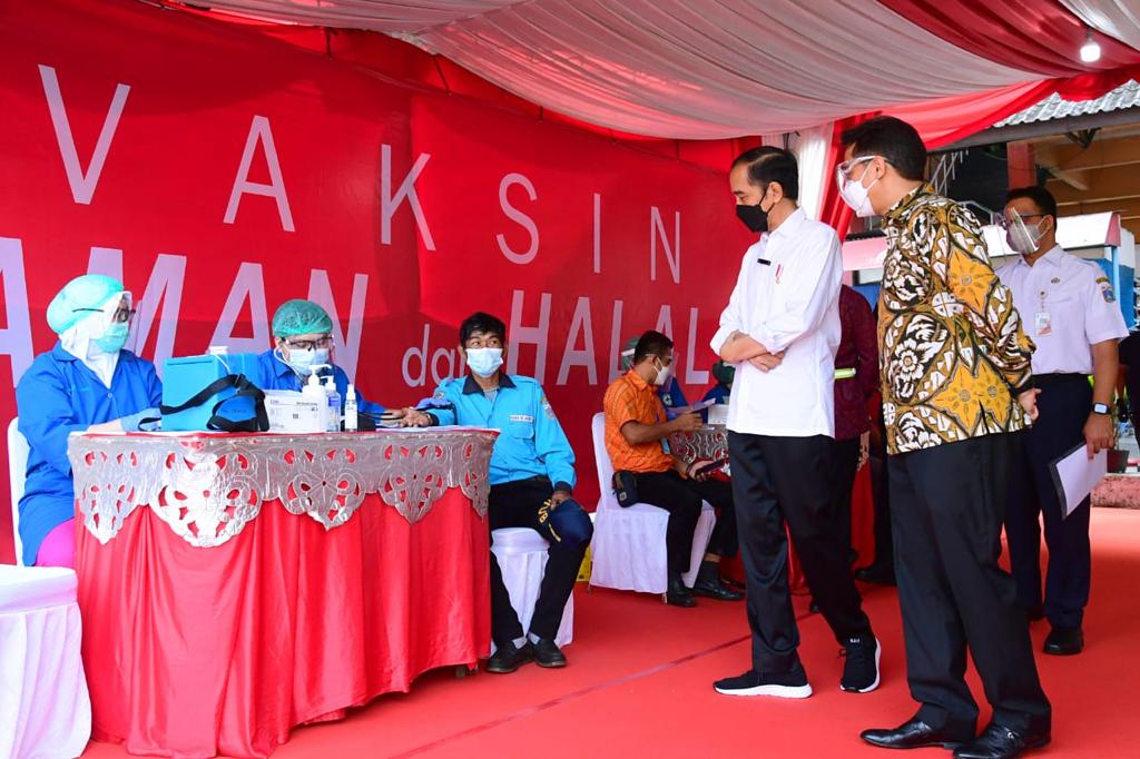 Presiden Joko Widodo meninjau pelaksanaan vaksinasi covid-19 secara massal di GOR Bekasi beberapa waktu lalu.