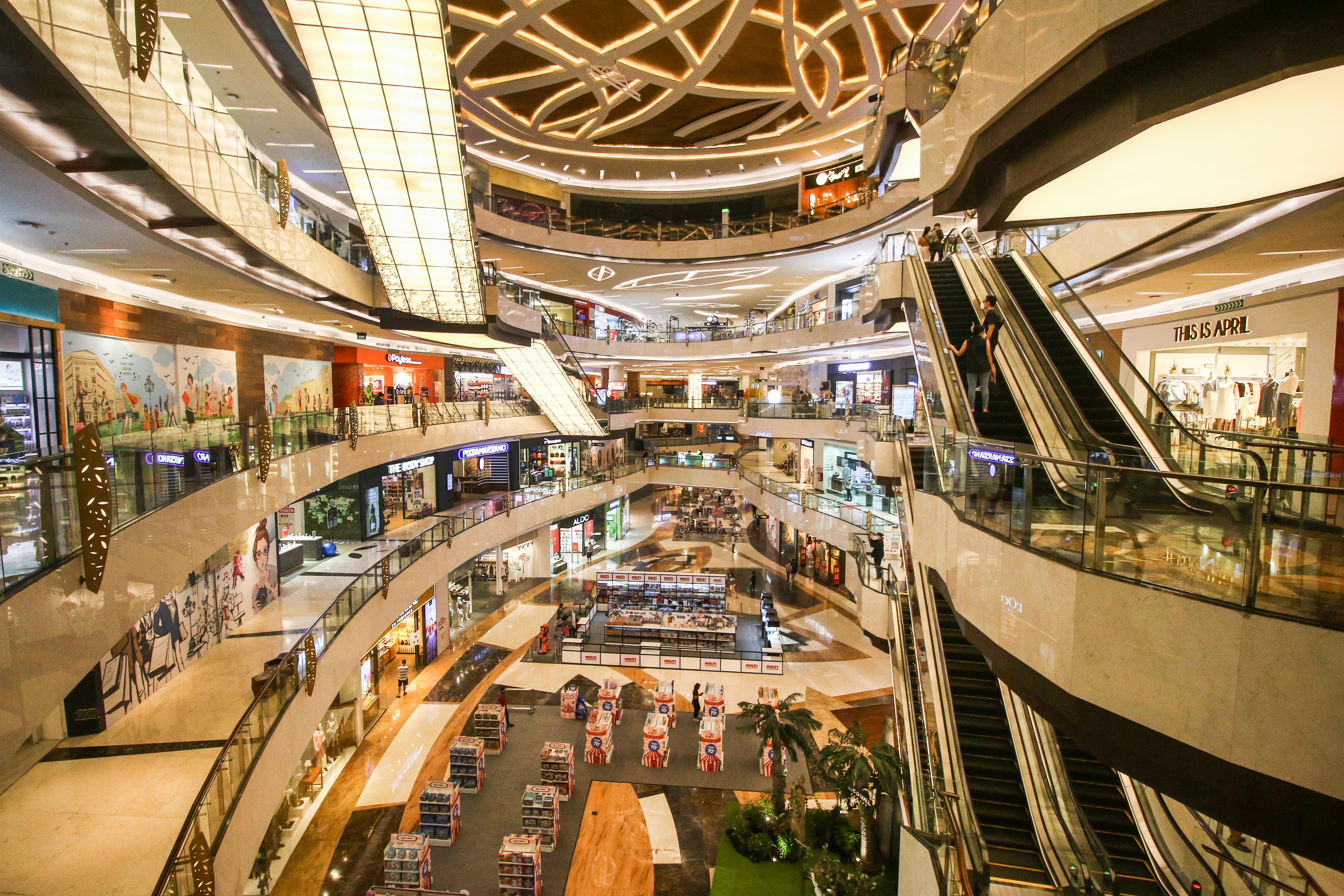 Suasana salah satu pusat perbelanjaan di wilayah Jakarta.