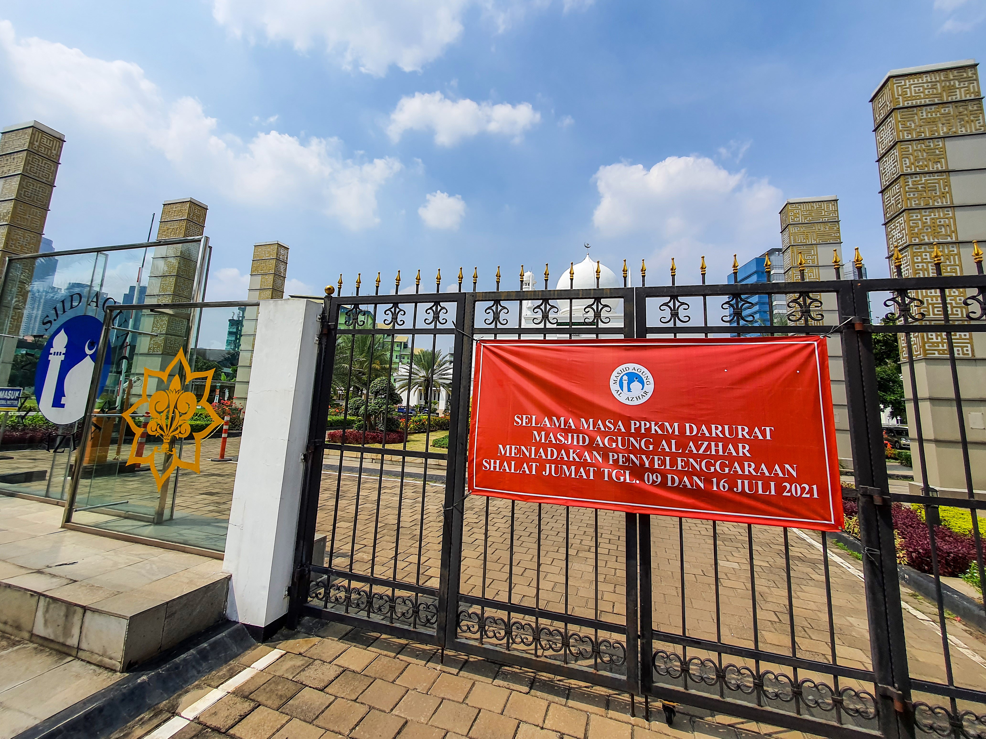 Suasana Masjid Agung Al Azhar, Jakarta, Jumat (9/7).