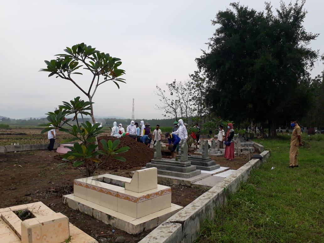 Pemakaman jenazah pasien Covid-19 di Desa Cikakak, Kecamatan Banjarharjo, Kabupaten Brebes. MI/Supardji Rasban