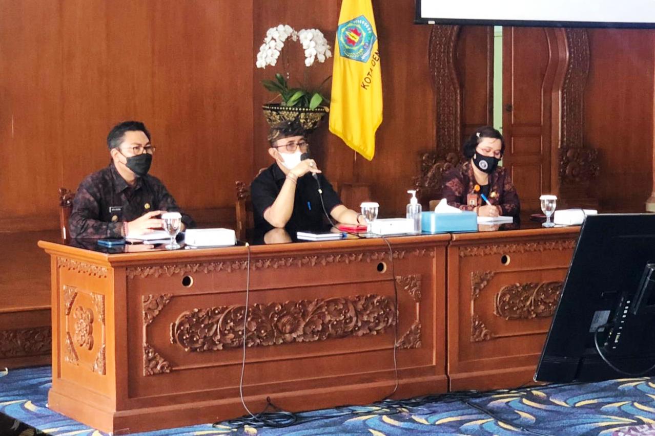 Wali Kota Denpasar IGN Jaya Negara (tengah) memimpin rapat membahas persiapan pembentukan Dapur Umum Gotong-Royong, Selasa (27/7).