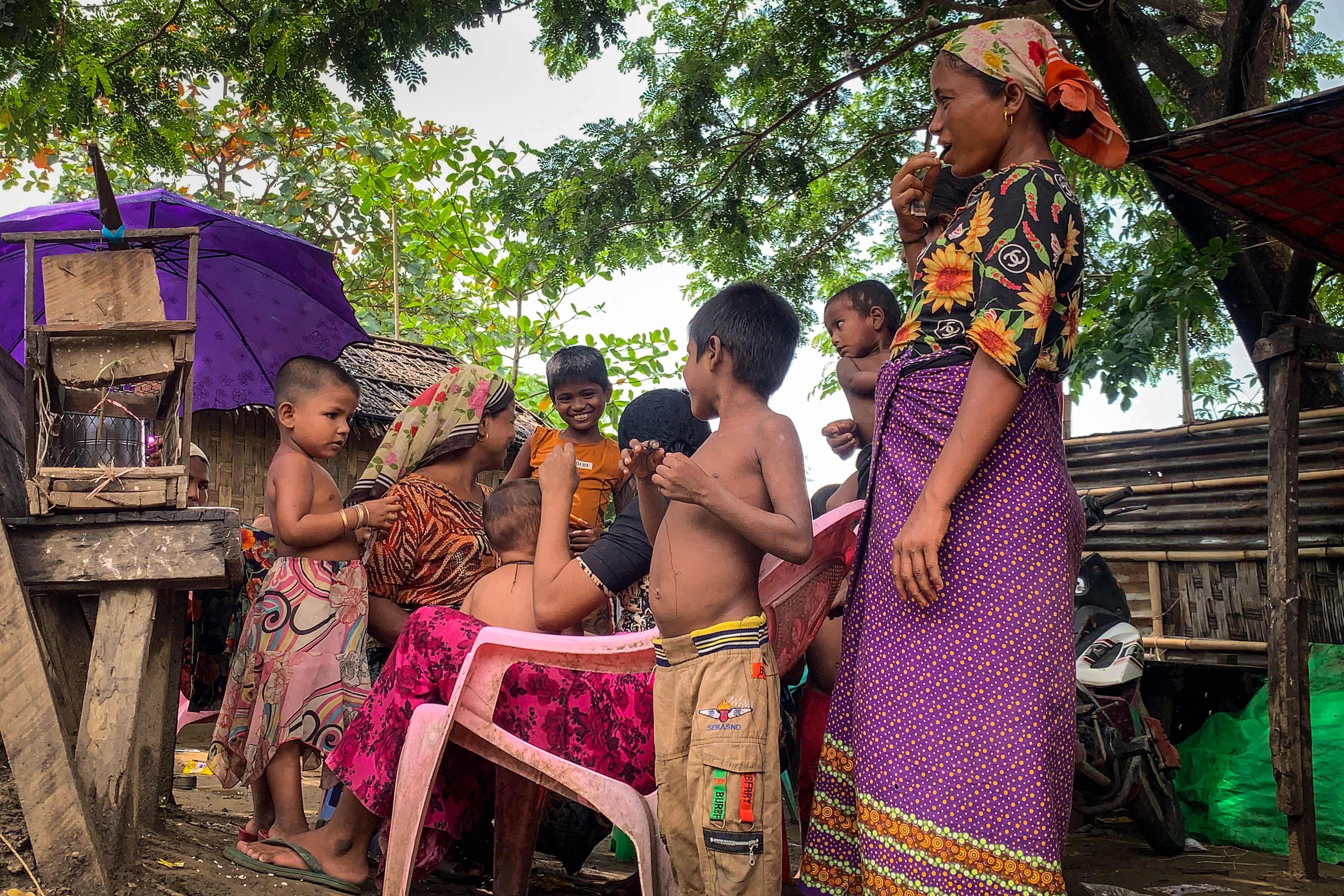 Warga etnik Rohingya bercengkrama di kamp pengungsian Thet Kay Pyin di Negara Bagian Rakhine, Myanmar.