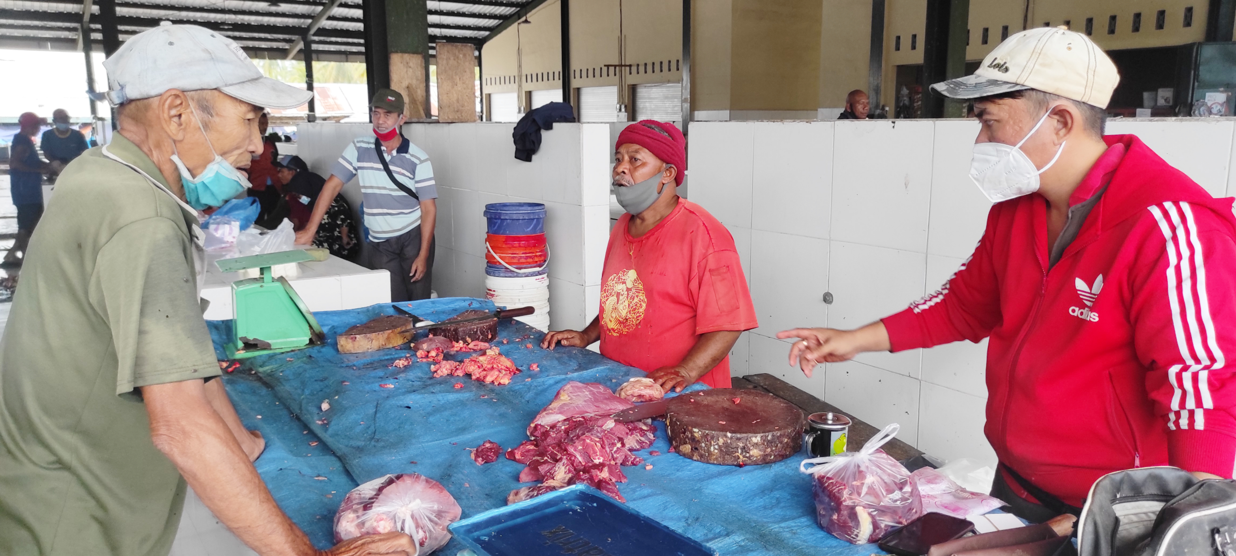 Pedagang daging sapi di Pasar Alok, Kabupaten Sikka, Nusa Tenggara Timur.
