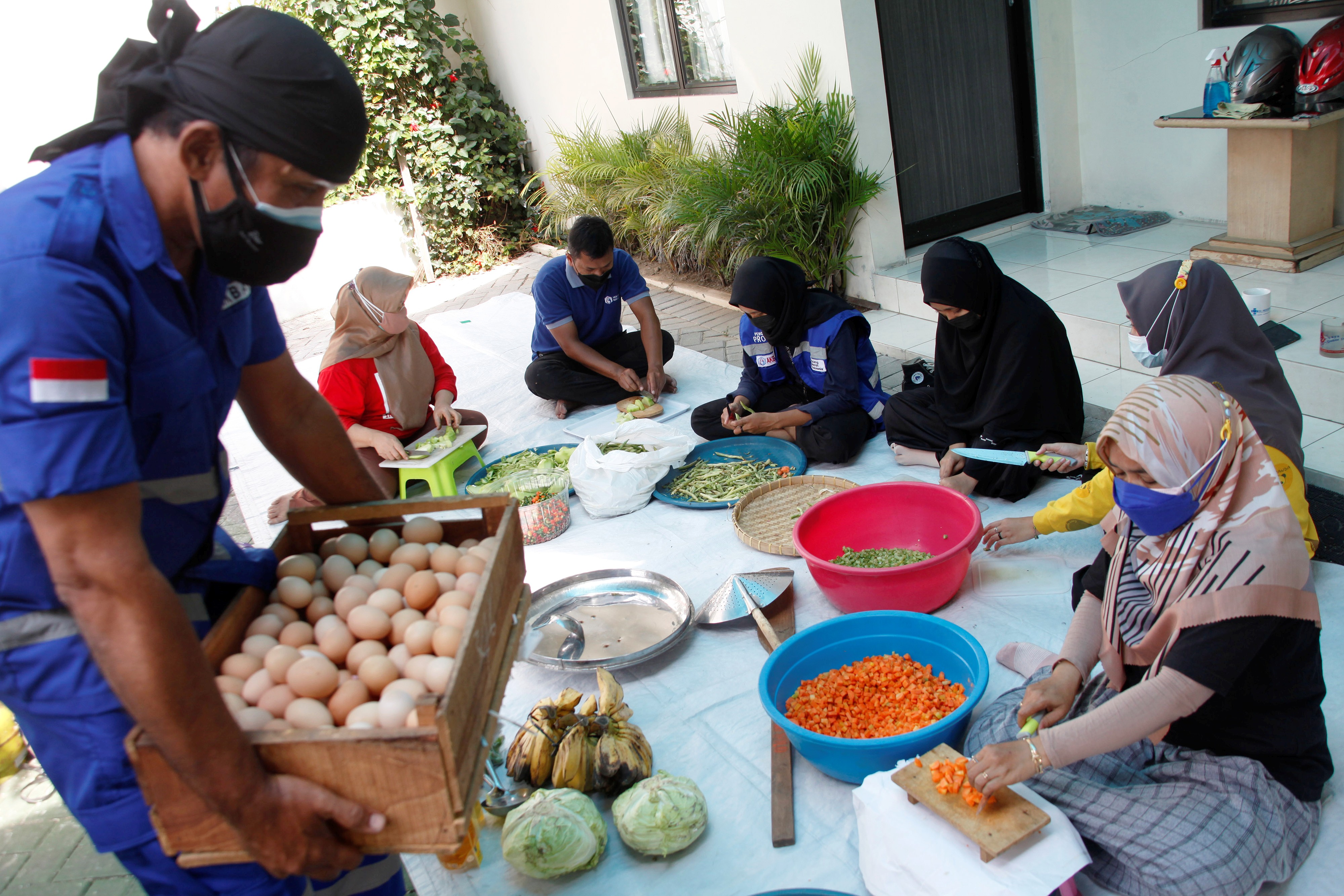 Mahasiswa dan pengajar Akademi Teknologi Bank Darah (Akbara) menyiapkan menu makan di dapur umum kampus, Solo, Jawa Tengah, Rabu (21/7).