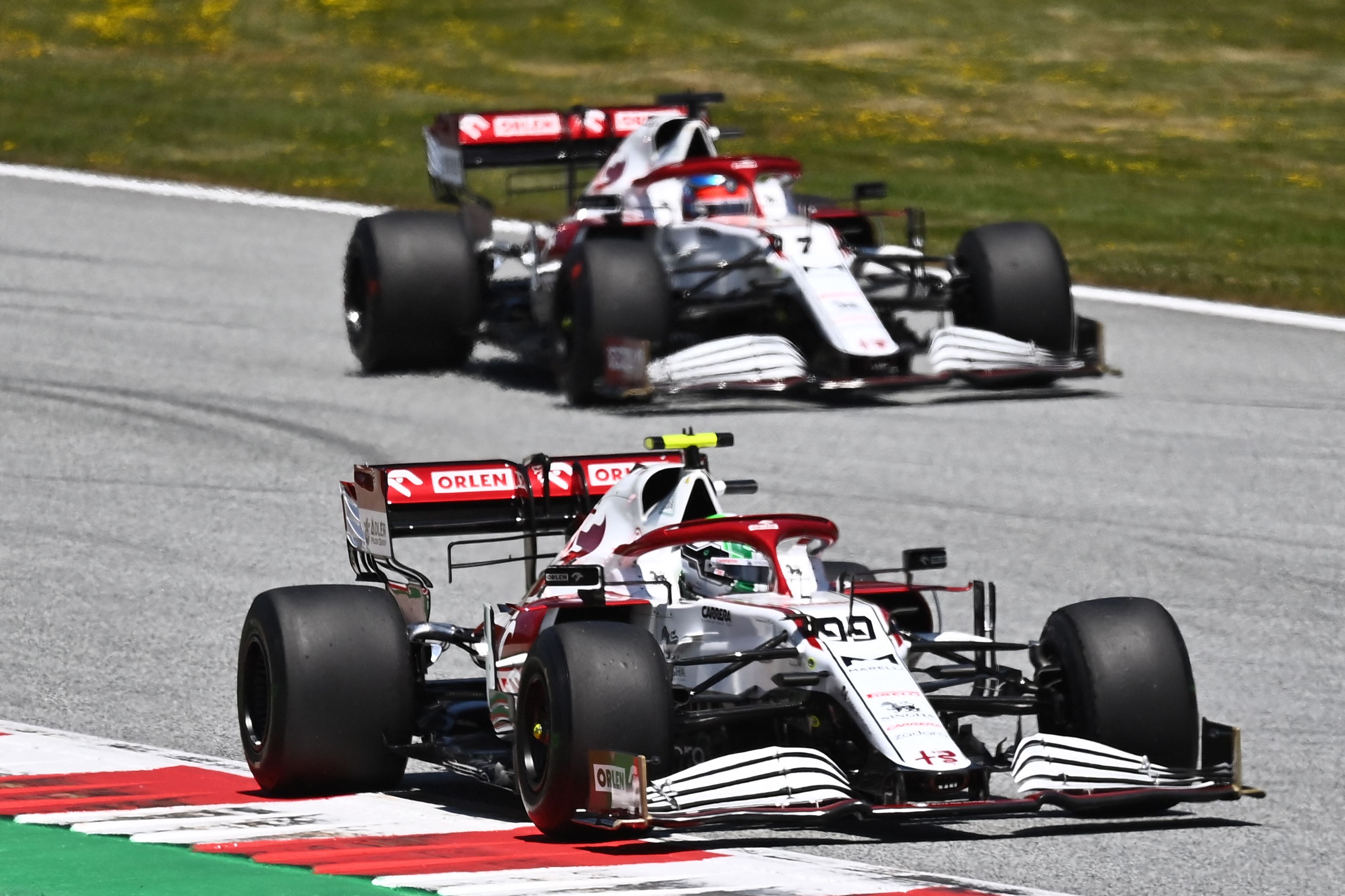 Duet pembalap Alfa Romeo Antonio Giovinazzi (depan) dan Kimi Raikkonen saat FP3 di GP Austria.