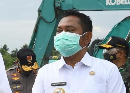  Bupati Bekasi Eka Supria Atmaja saat meninjau lokasi jebolnya tanggul Sungai Citarum di Pebayuran, Kabupaten Bekasi, Jabar.