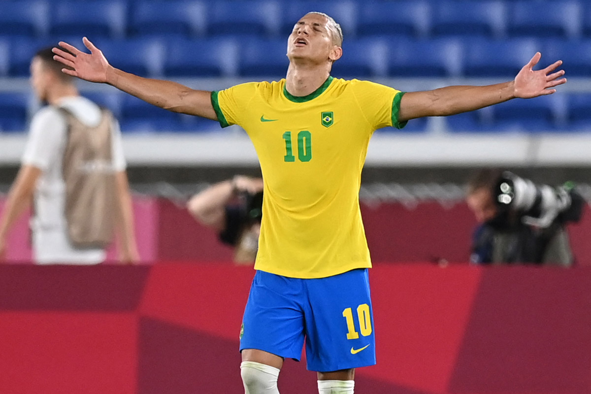 Striker timnas U-123 Brasil Richarlison (depan) mencetak hattrick dan membawa Brasil menang 4-1 atas Jerman U-23, Rabu (22/7).   