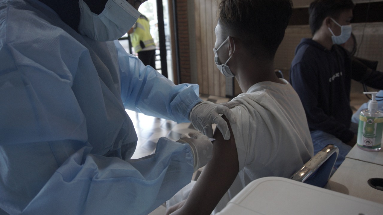 Ilustrasi vaksinasi covid-19 di bandara