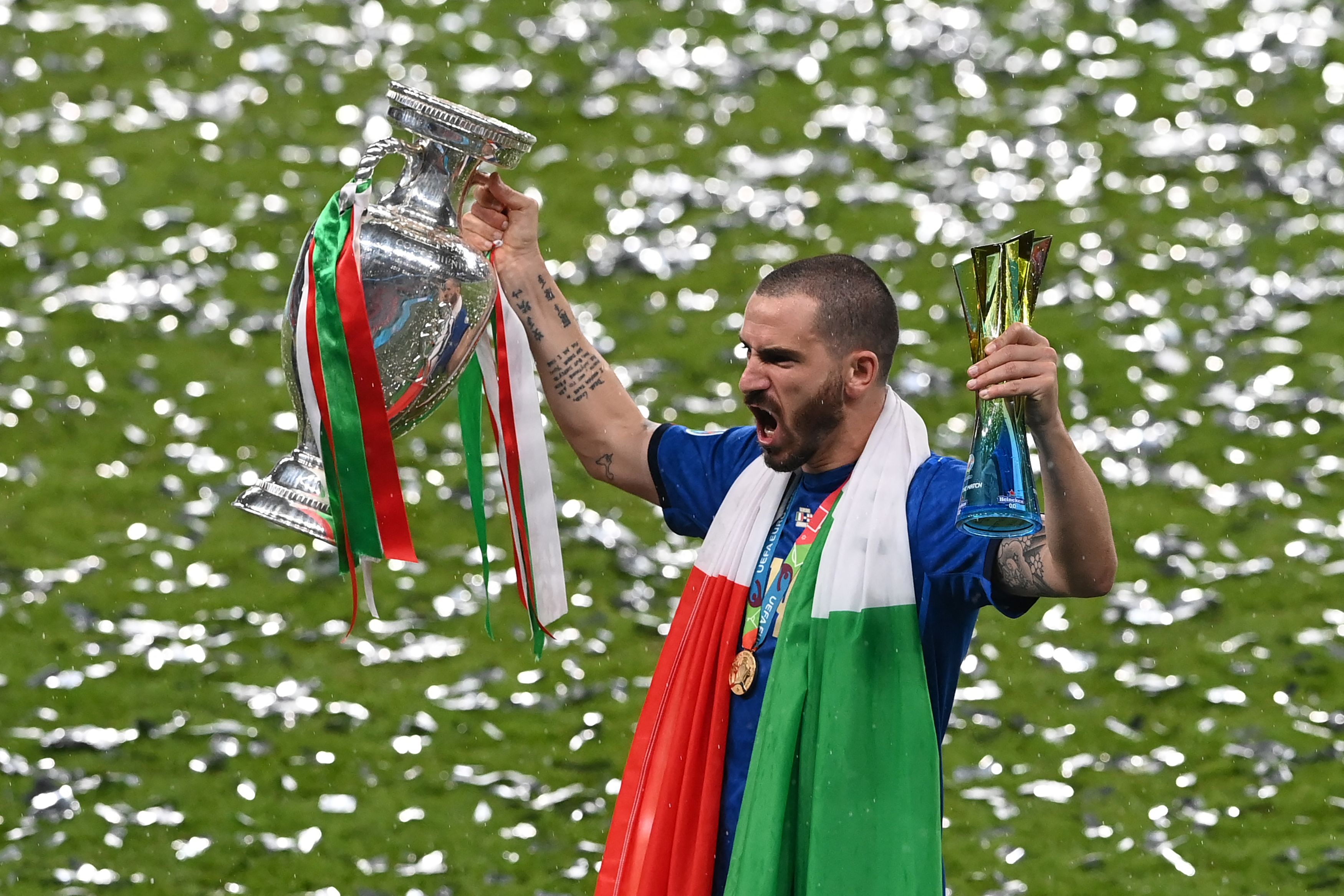 Bek timnas Italia Leonardo Bonucci membawa trofi Piala Eropa dan man of the match.