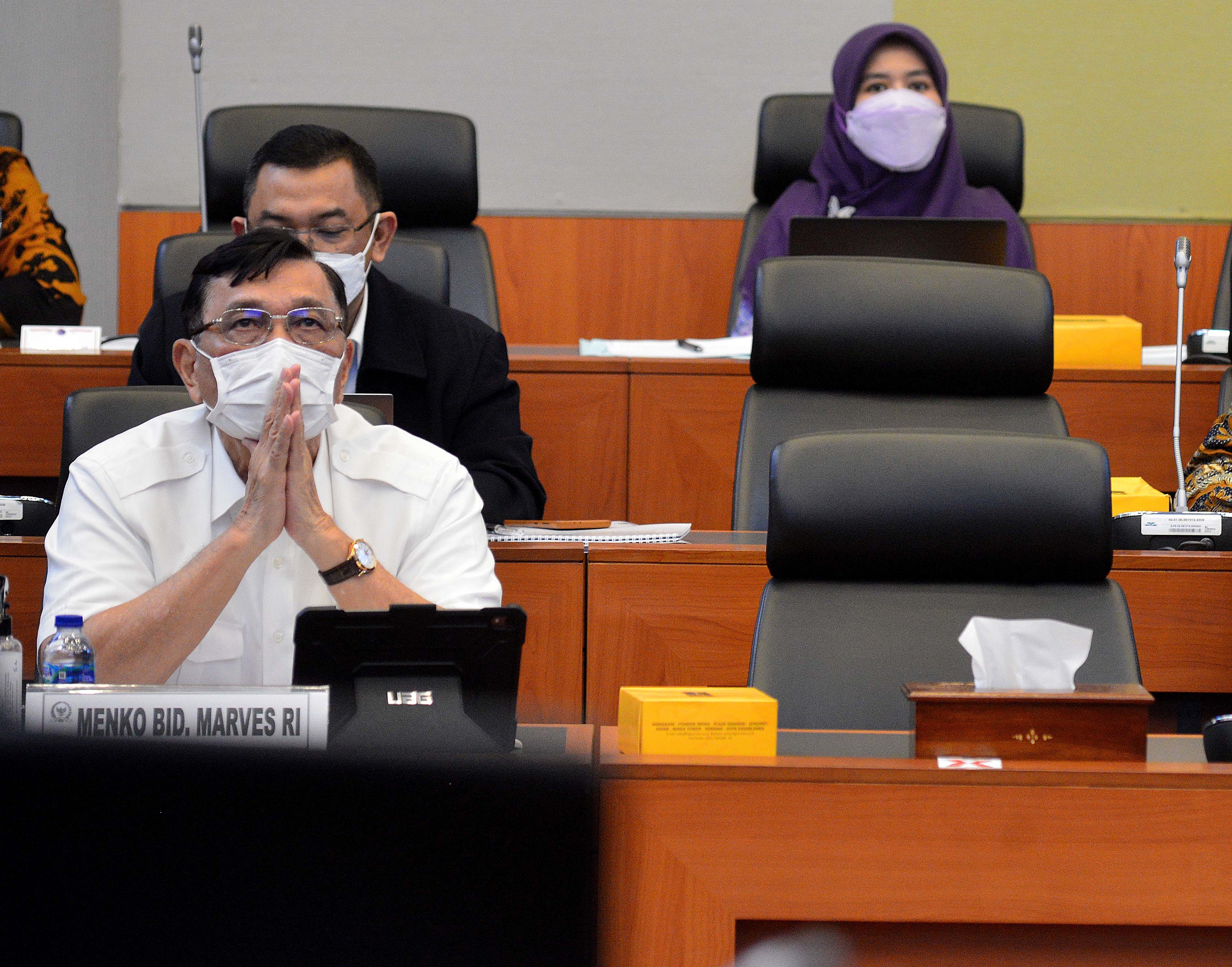 Menko Marves Luhut Binsar Pandjaitan saat mengikuti rapat kerja dengan Banggar DPR RI.