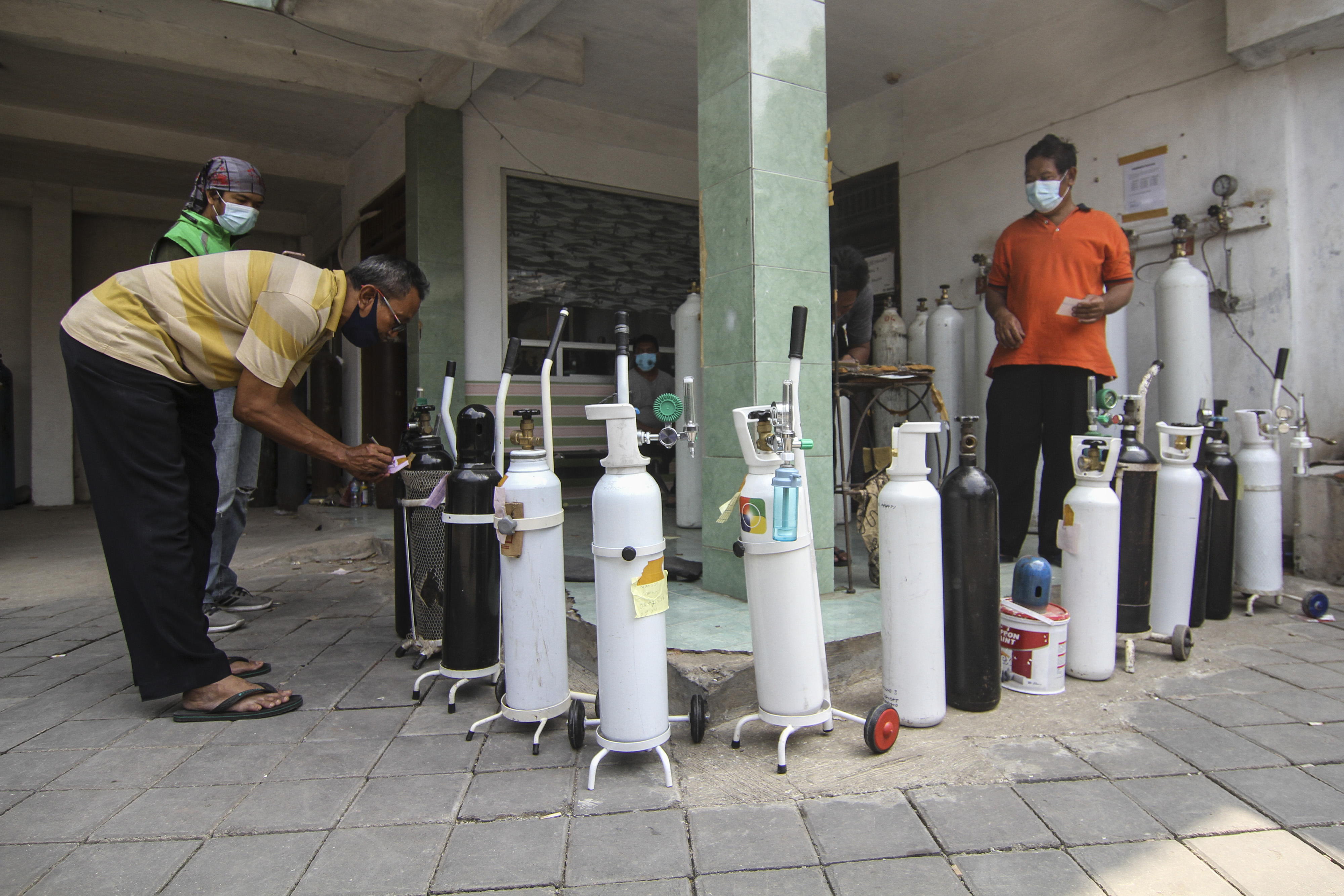 Antrean isi ulang tabung oksigen warga