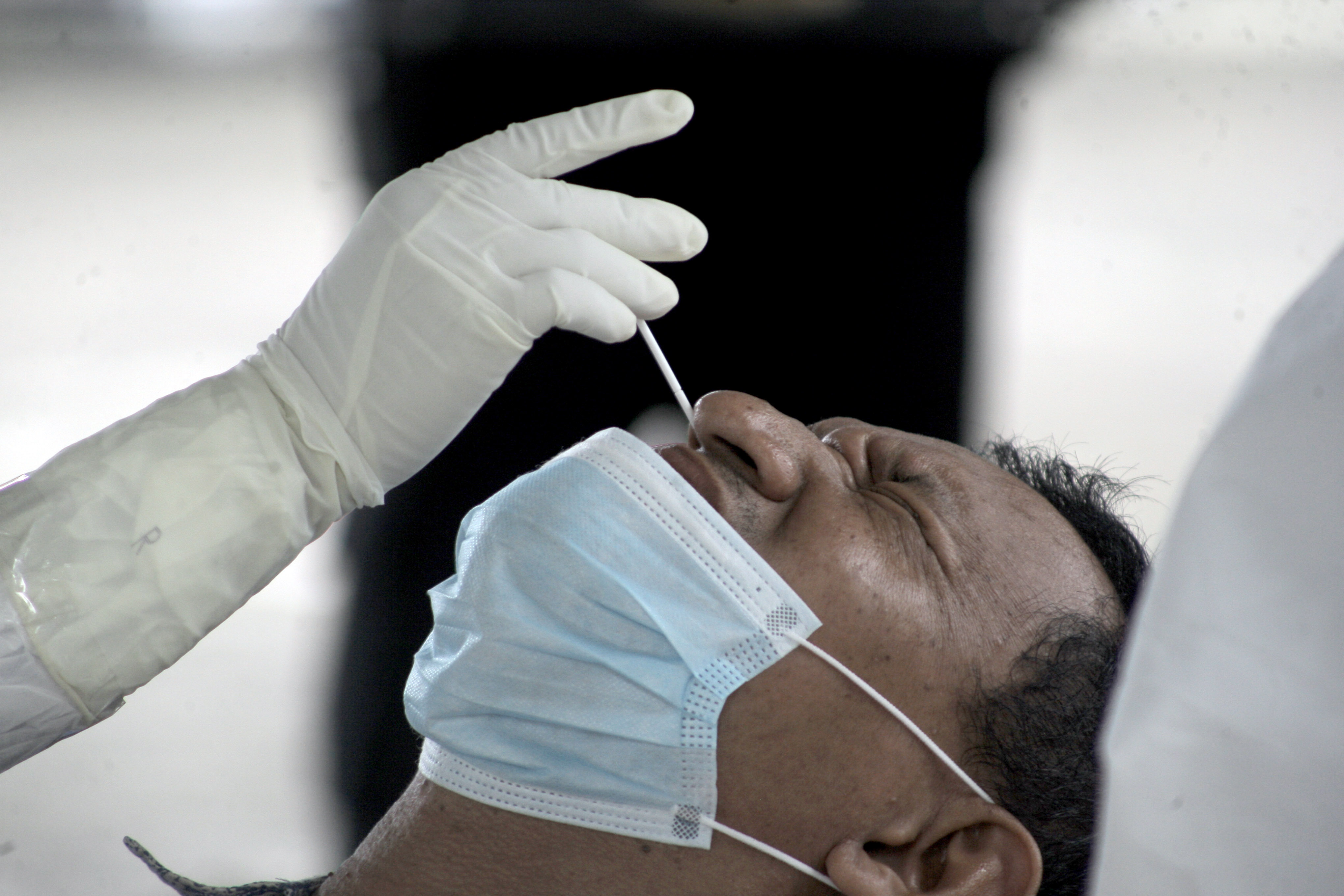 Petugas kesehatan saat mengambil sampel untuk tes antigen di Bogor, Jawa Barat.