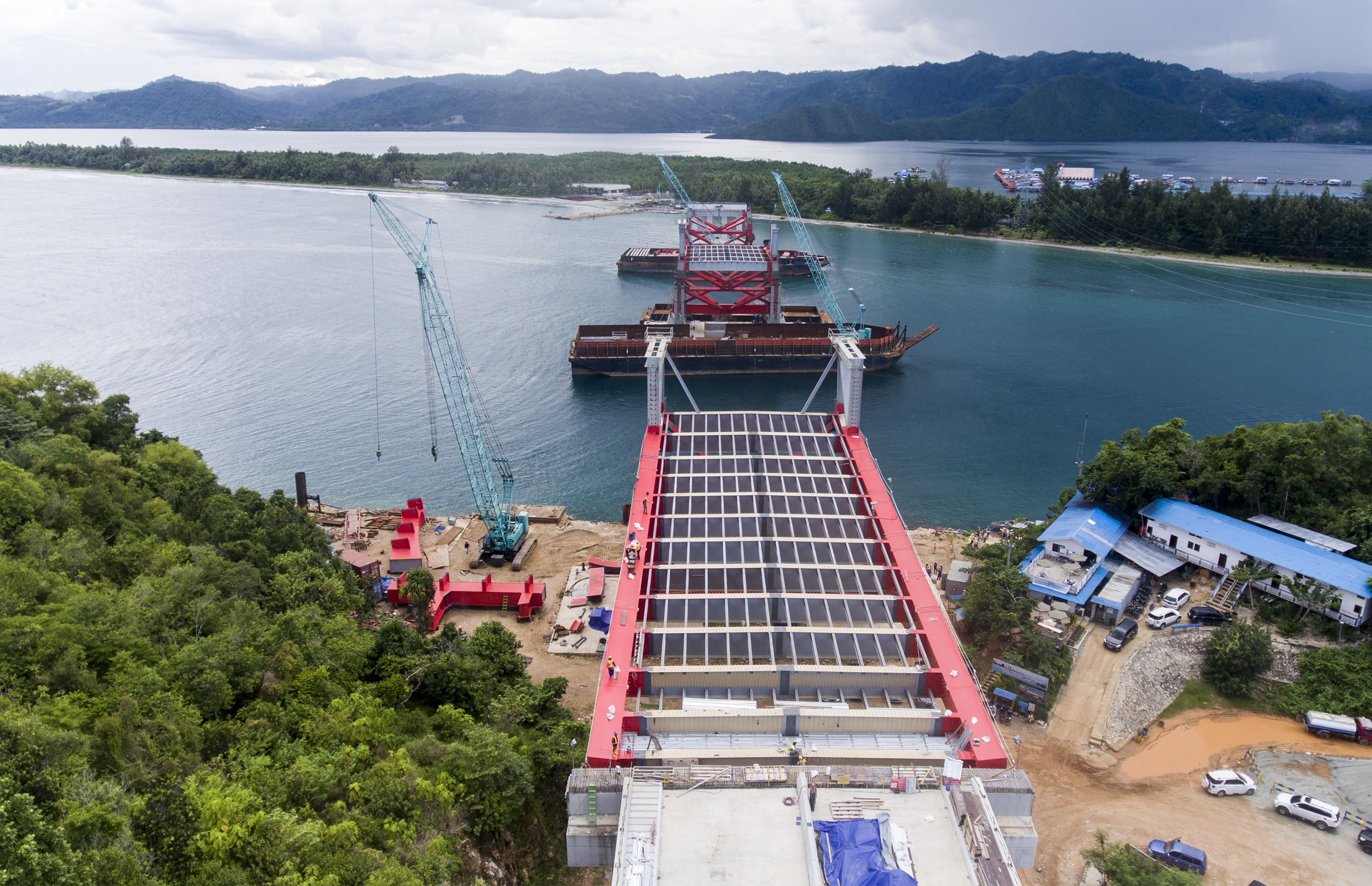 Foto udara pembangungan proyek jembatan di Jayapura, Papua.