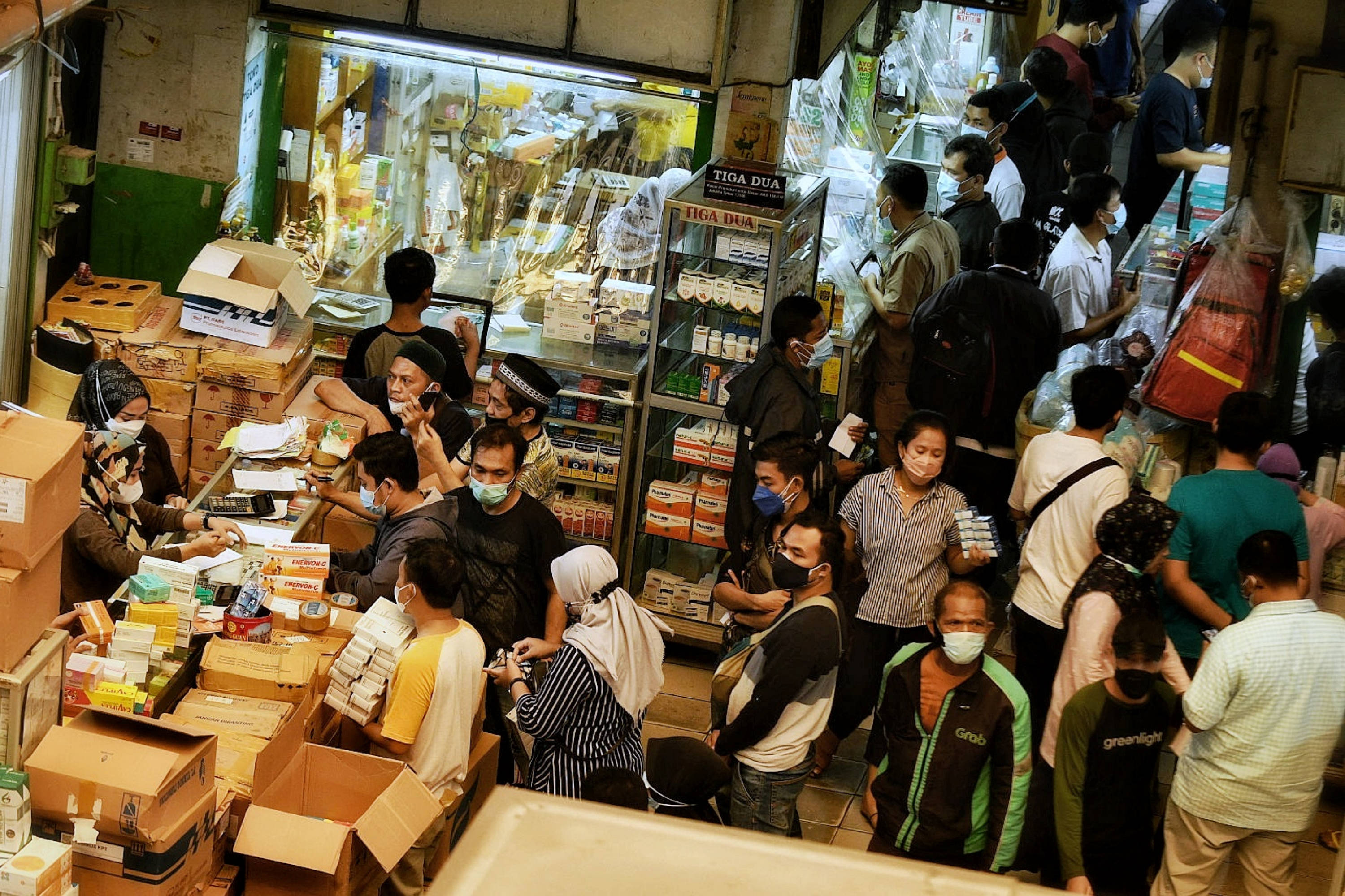 Warga membeli obat dan vitamin di Pasar Pramuka, Jakarta, di tengah lonjakan kasus covid-19.