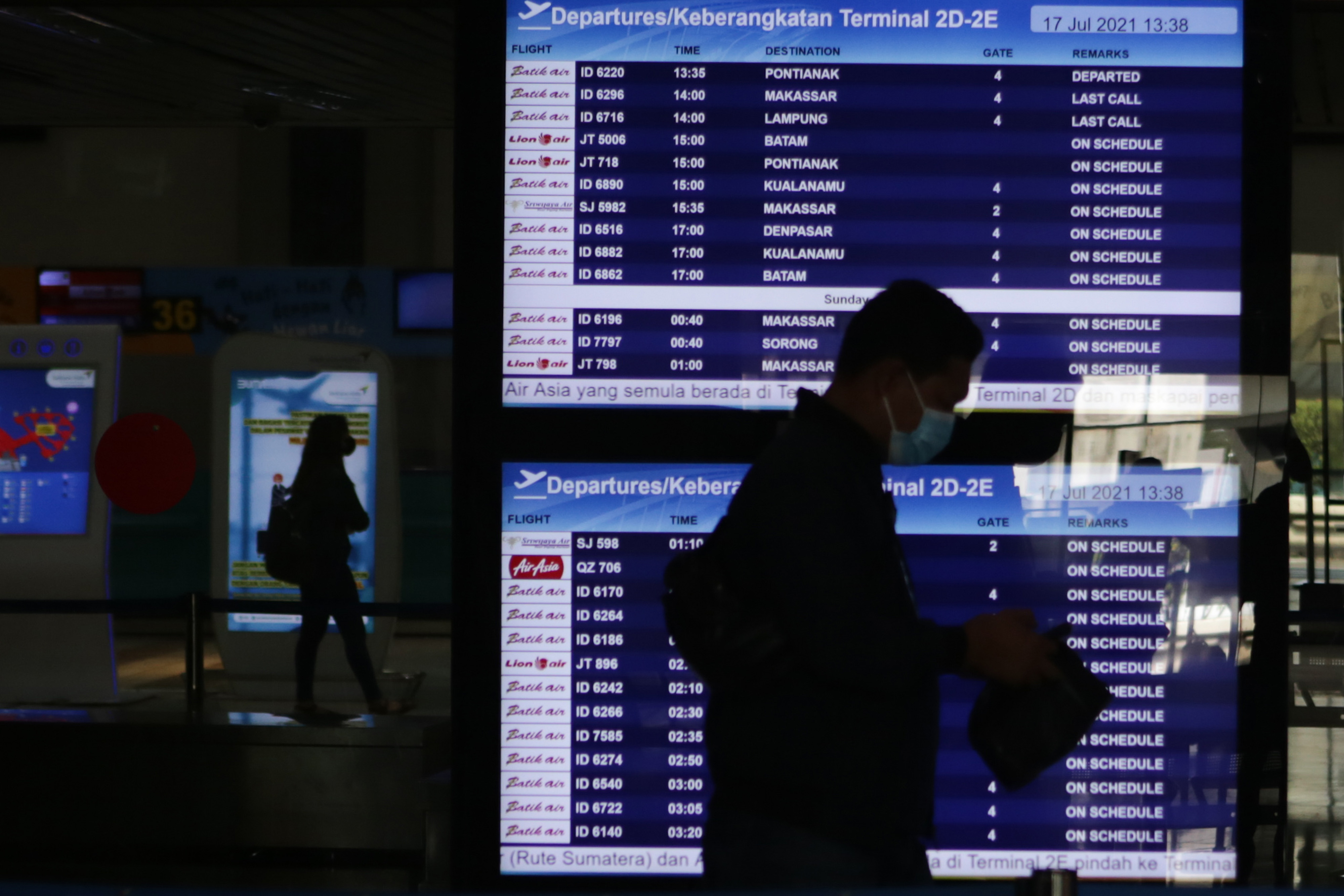 Papan pengumuman penerbangan di Bandara Soekarno-Hatta