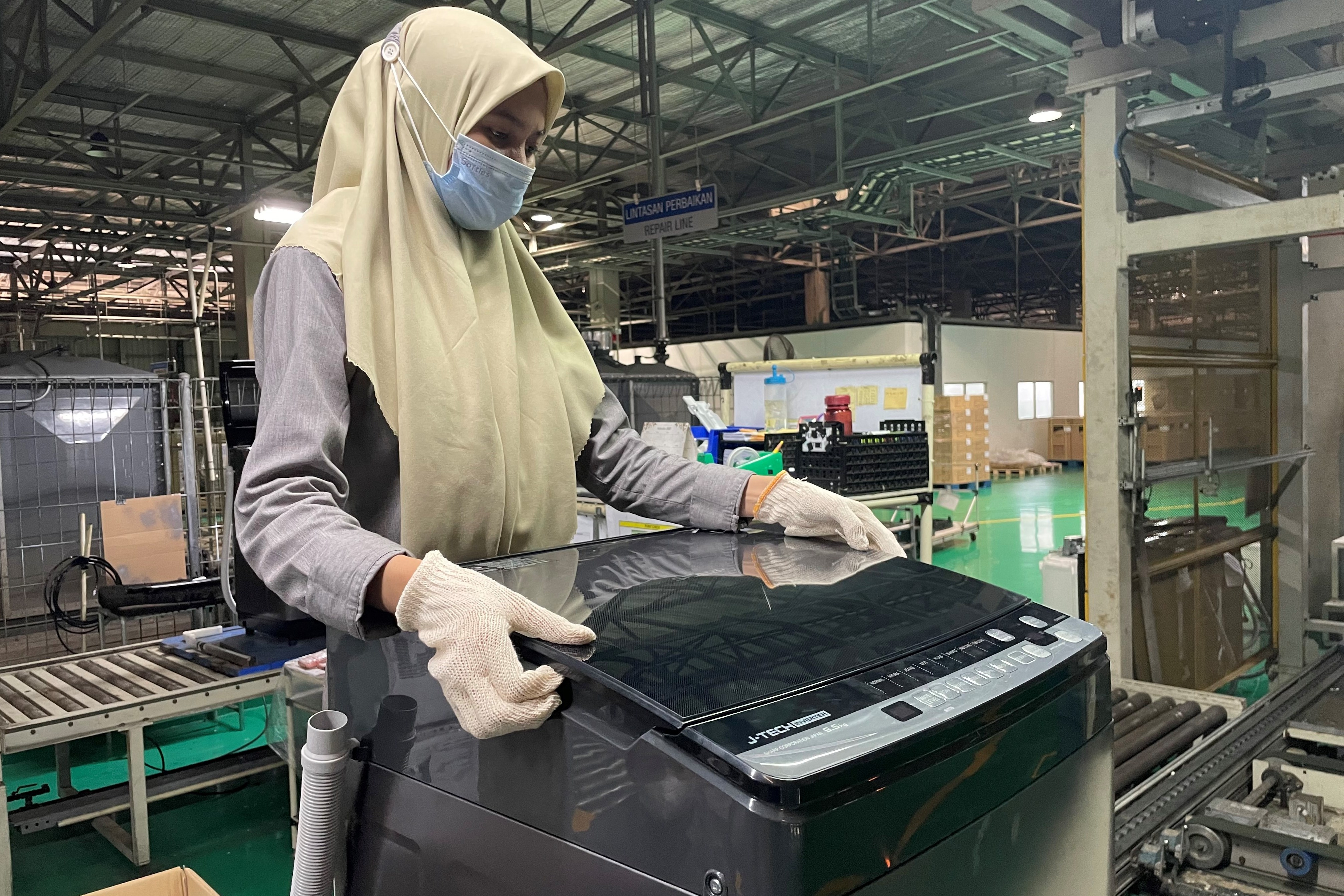 Produksi mesin cuci Sharp.