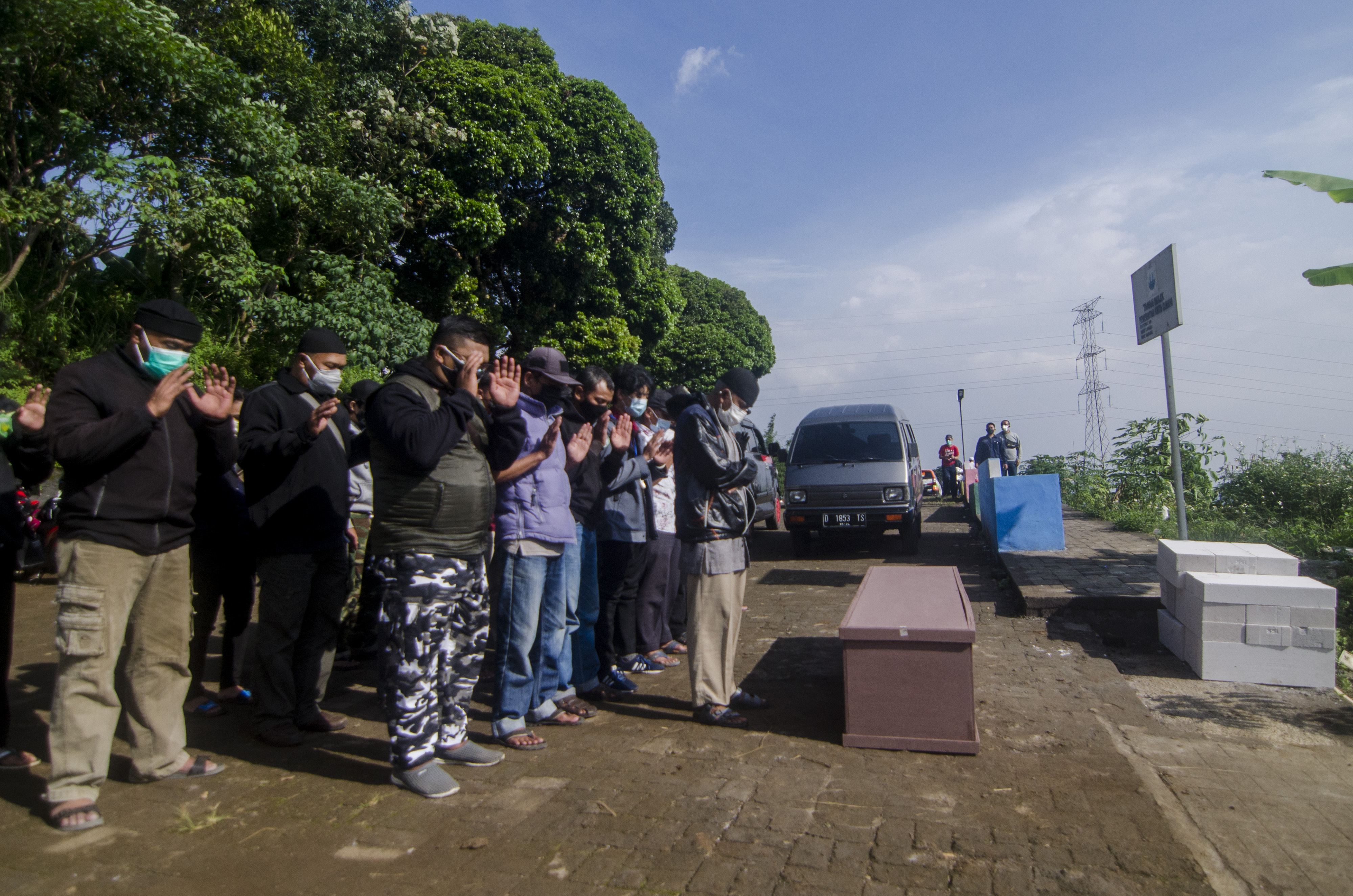 Warga melaksanakan shalat jenazah di pemakaman khusus Covid-19 di Cipageran, Cimahi, Jawa Barat, Rabu (30/6/2021). 