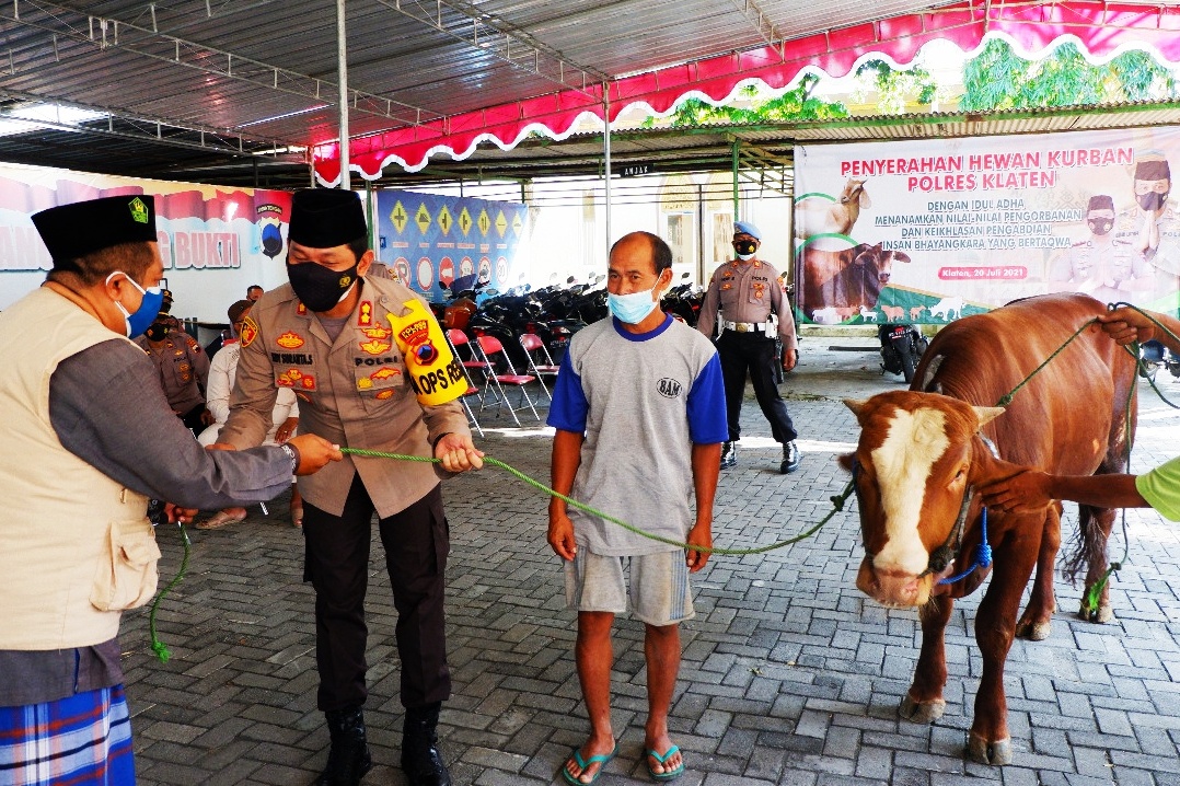  Kapolres AKB Edy Suranta Sitepu menyerahkan hewan kurban di Mapolres Klaten.
