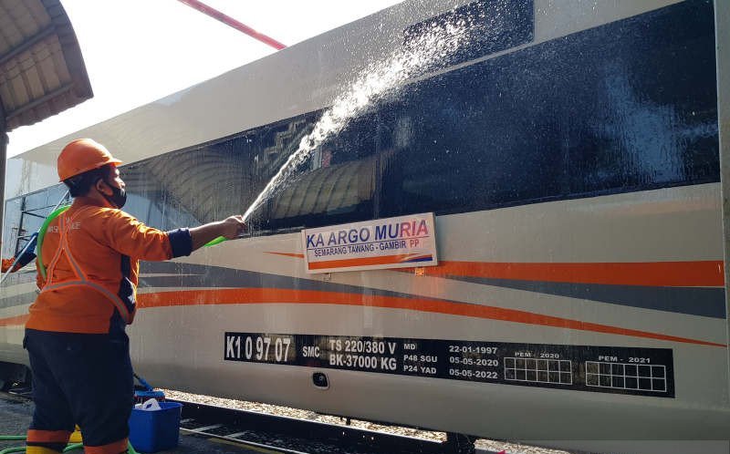 Petugas mencuci KA Argo Muria di Stasiun Tawang Semarang, Jumat (2/7). 