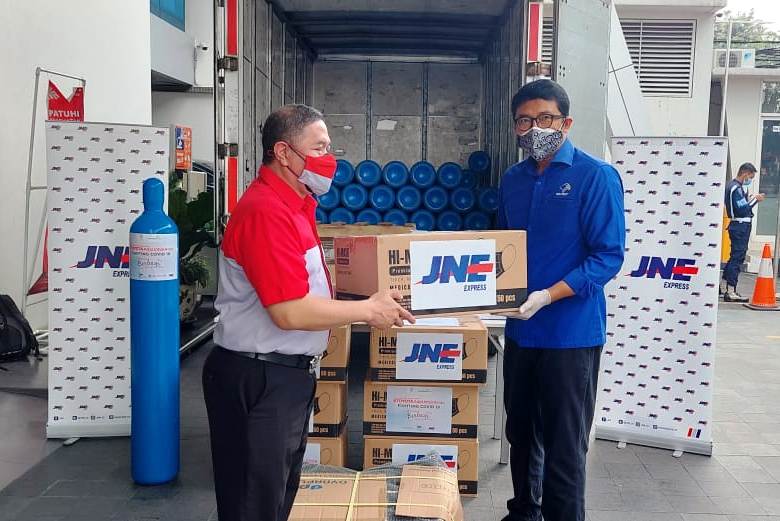 Kolaborasi Yayasan Media Group, Benihbaik.com dan JNE Salurkan 370 Tabung Oksigen