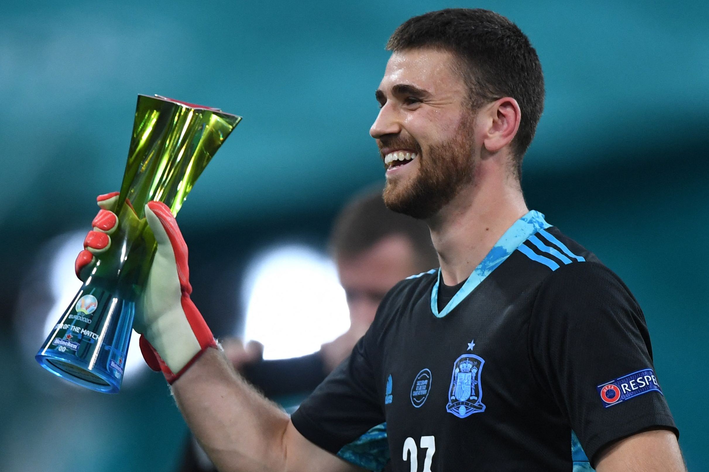 Unai Simon dengan piala Star of The Match.