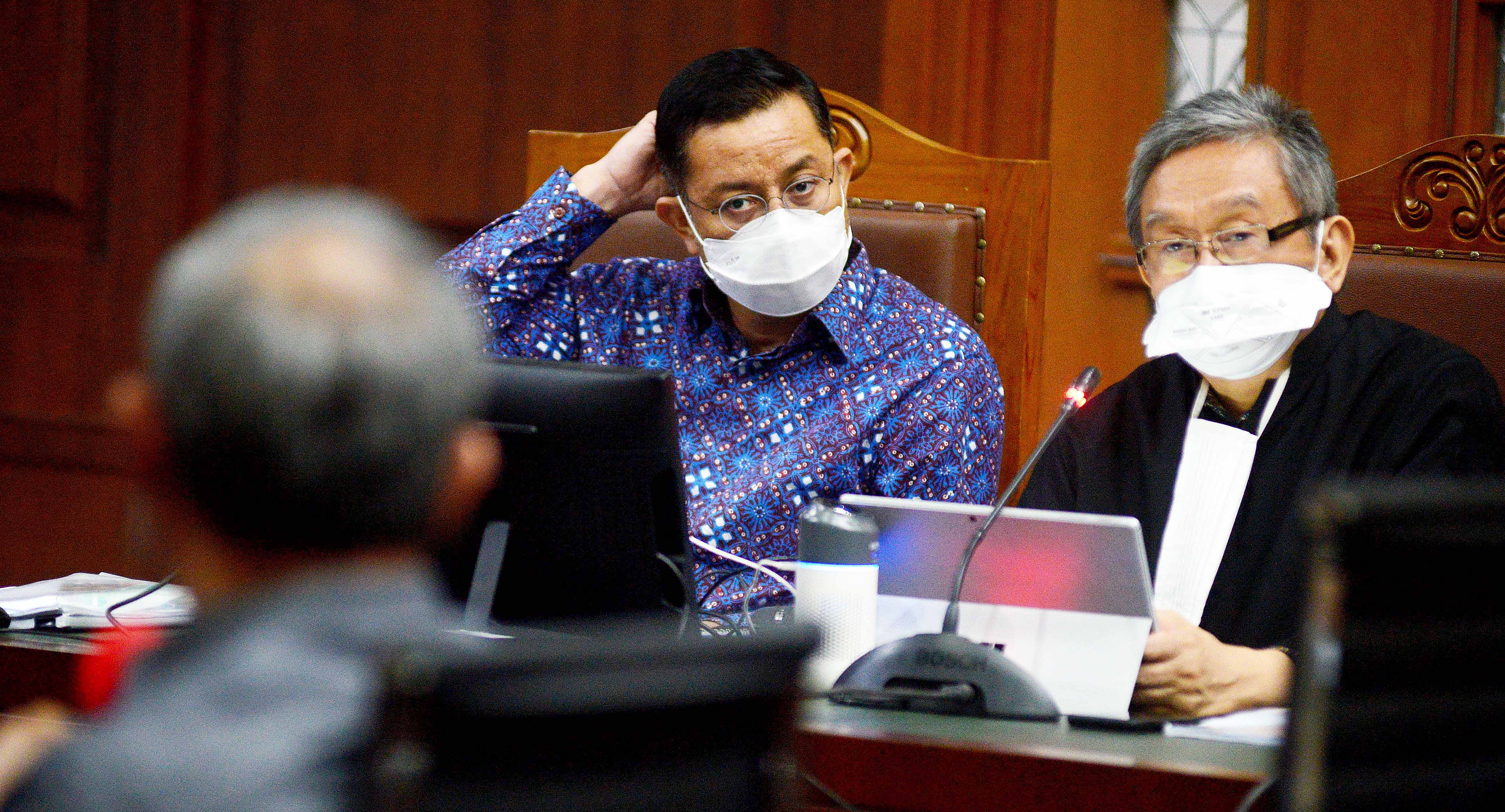 Terdakwa mantan Menteri Sosial Juliari Batubara (tengah)