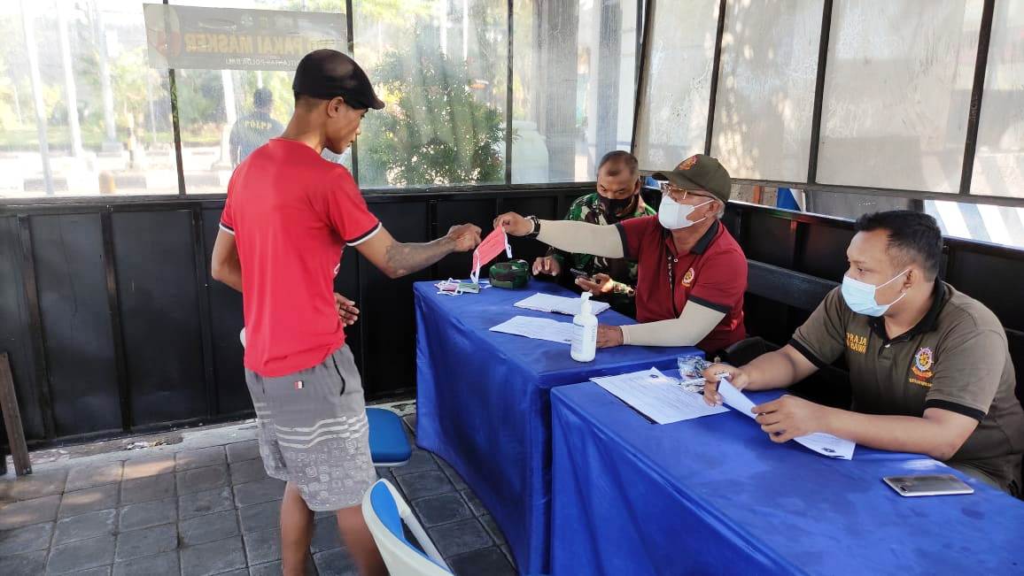 Ilustrasi pelanggar prokes didenda.