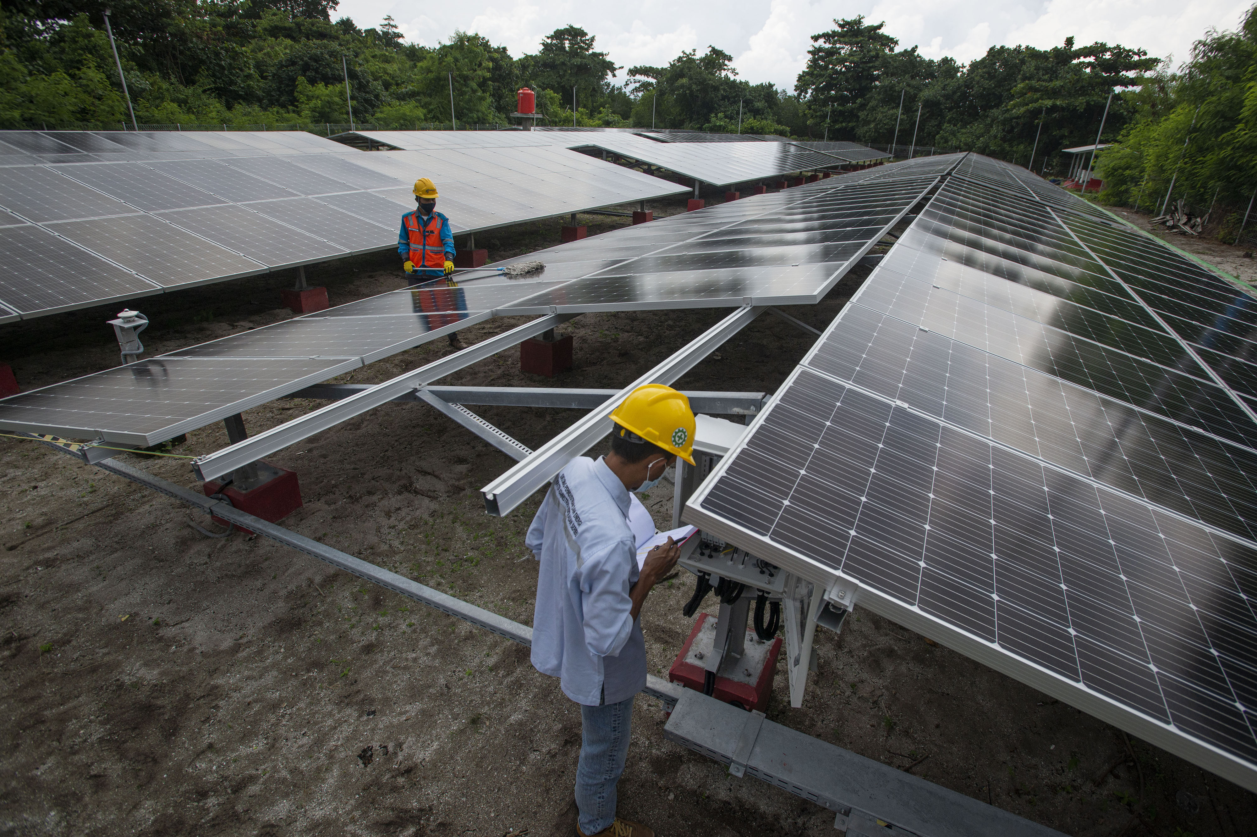 Petugas melakukan perawatan panel surya di Pembangkit Listrik Tenaga Surya Pulau Sabira, Kabupaten Kepulauan Seribu, DKI Jakarta.