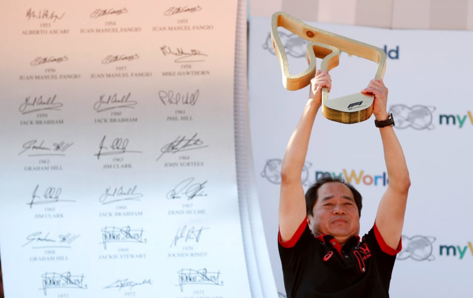Technical Director Toyoharu Tanabe naik ke podium untuk menerima penghargaan sebagai 'The Winning Constructor'.