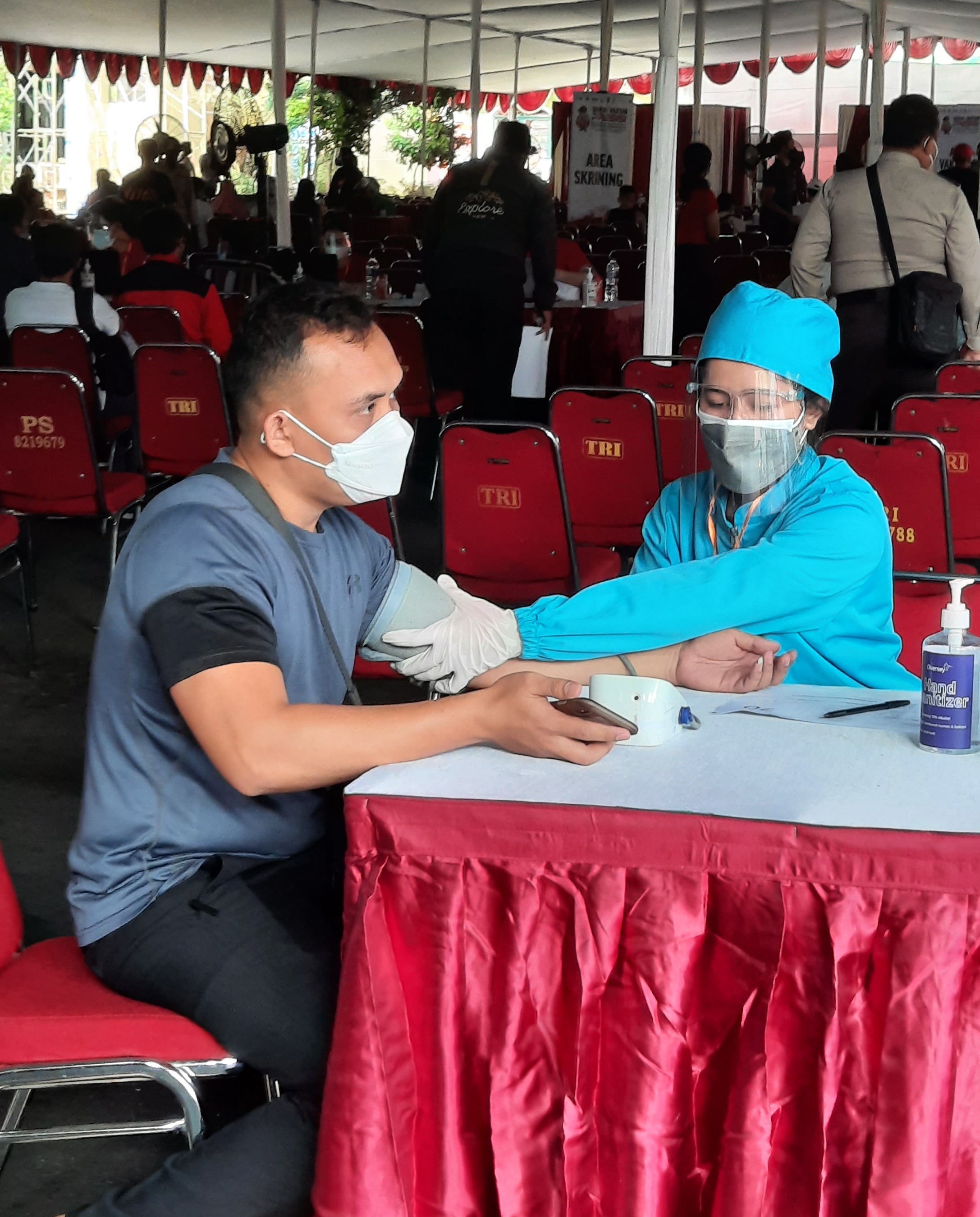 Tenaga kesehatan memeriksa kondisi pasien sebelum menerima vaksin covid-19 di Jakarta, Sabtu (24/7/2021)