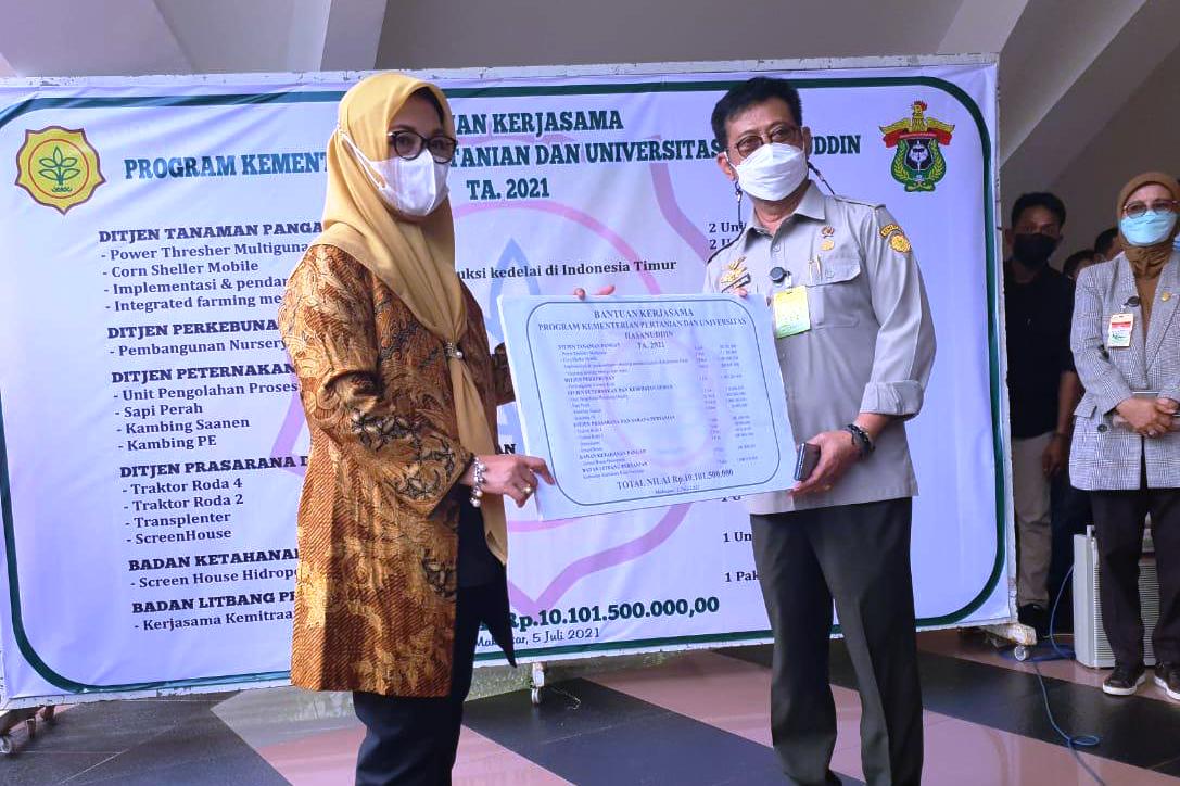 Mentan Syahrul Yasin Limpo (kanan) dan Rektor Unhas Rektor Unhas, Prof Dwia Aries Tina Pulubuhu.