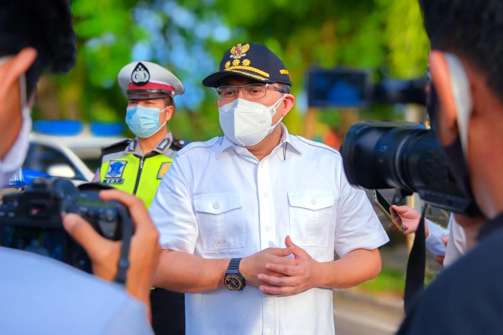 Bupati Muba Dodi Reza Alex menyosialisasikan prokes kepada masyarakat ditengah PPKM darurat lokal, Selasa (13/7).